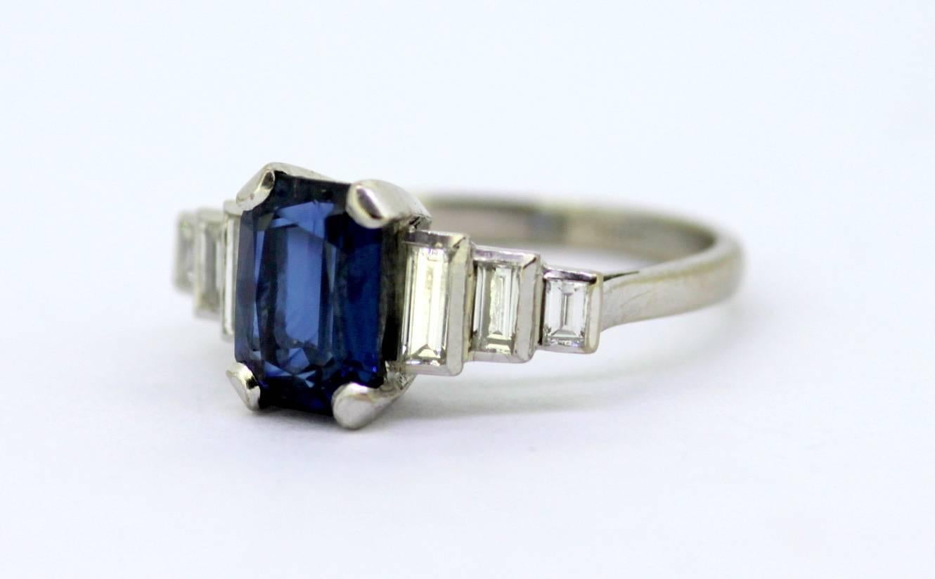 Vintage 18 Karat Gold Ladies Ring with Blue Sapphire and Diamonds, circa 1970s 2