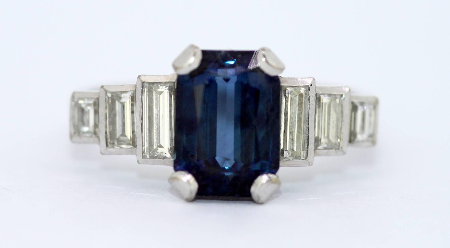 Vintage 18 Karat Gold Ladies Ring with Blue Sapphire and Diamonds, circa 1970s 3