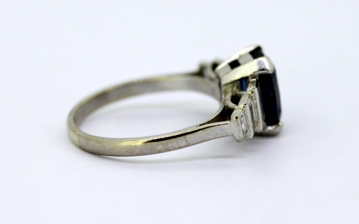 Vintage 18 Karat Gold Ladies Ring with Blue Sapphire and Diamonds, circa 1970s In Excellent Condition In Braintree, GB