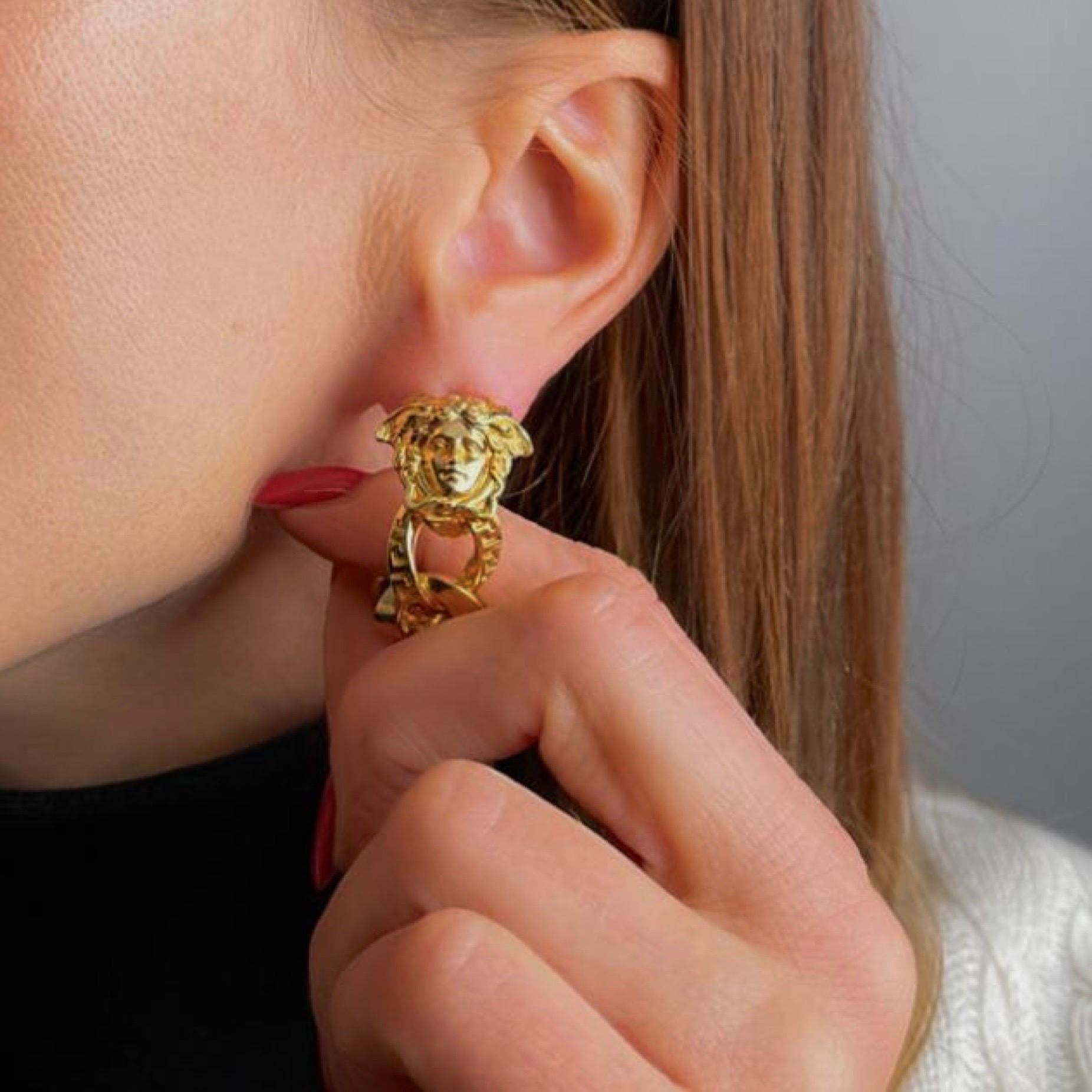 These Gianni Versace La Medusa clip-on hoop earrings are crafted in 18kt gold, embodying the iconic aesthetic of the brand from the late 1980s to early 1990s. The design prominently features the Medusa head, a signature symbol of Versace, which