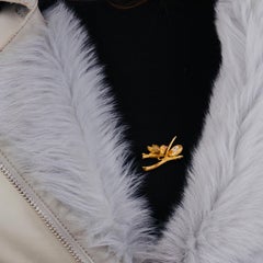 Broche oiseau française ancienne en or 18 carats avec rubis et perles