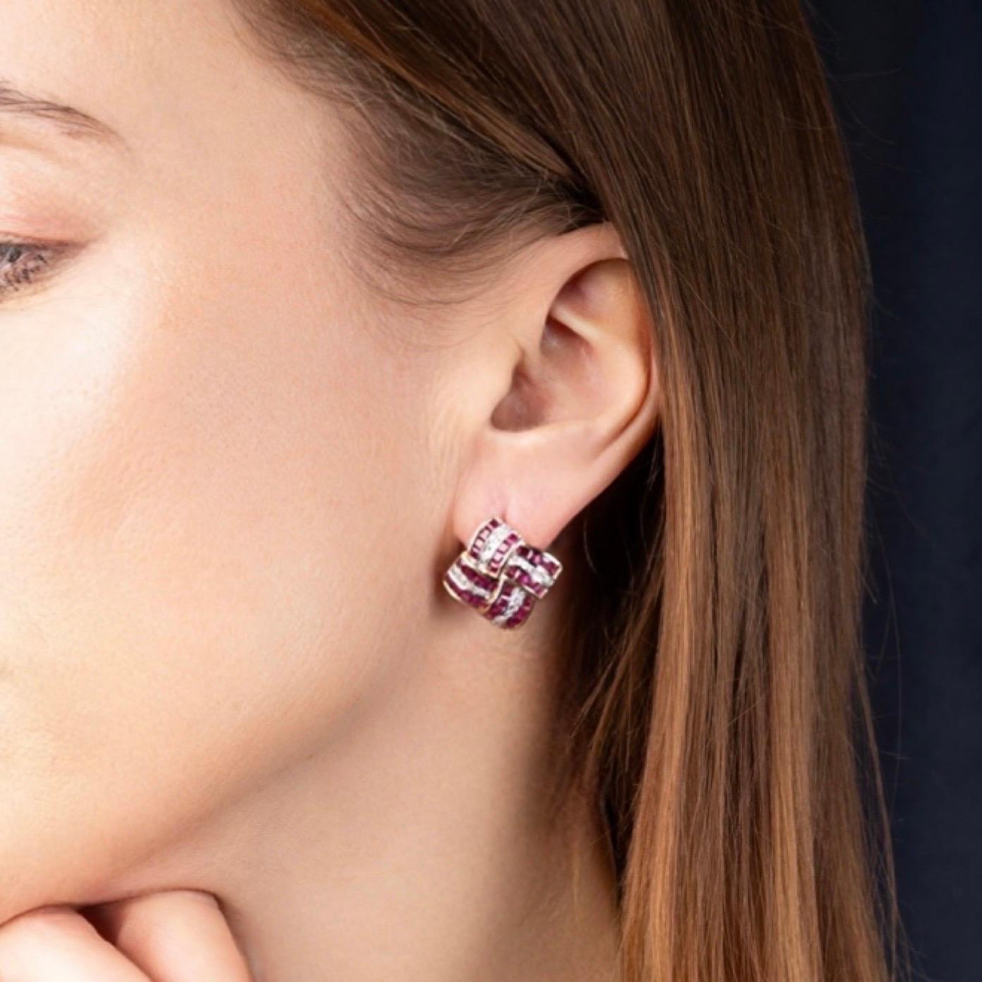 Geometrischer Clip aus 14 Karat Gold mit Rubin und Diamanten im geometrischen Design  - an Ohrringen. 
Hergestellt in den CIRCA 1970er Jahren. 
Die Ohrringe zeichnen sich durch Rubine und Diamanten aus, die in einer geometrischen, fast gitterartigen