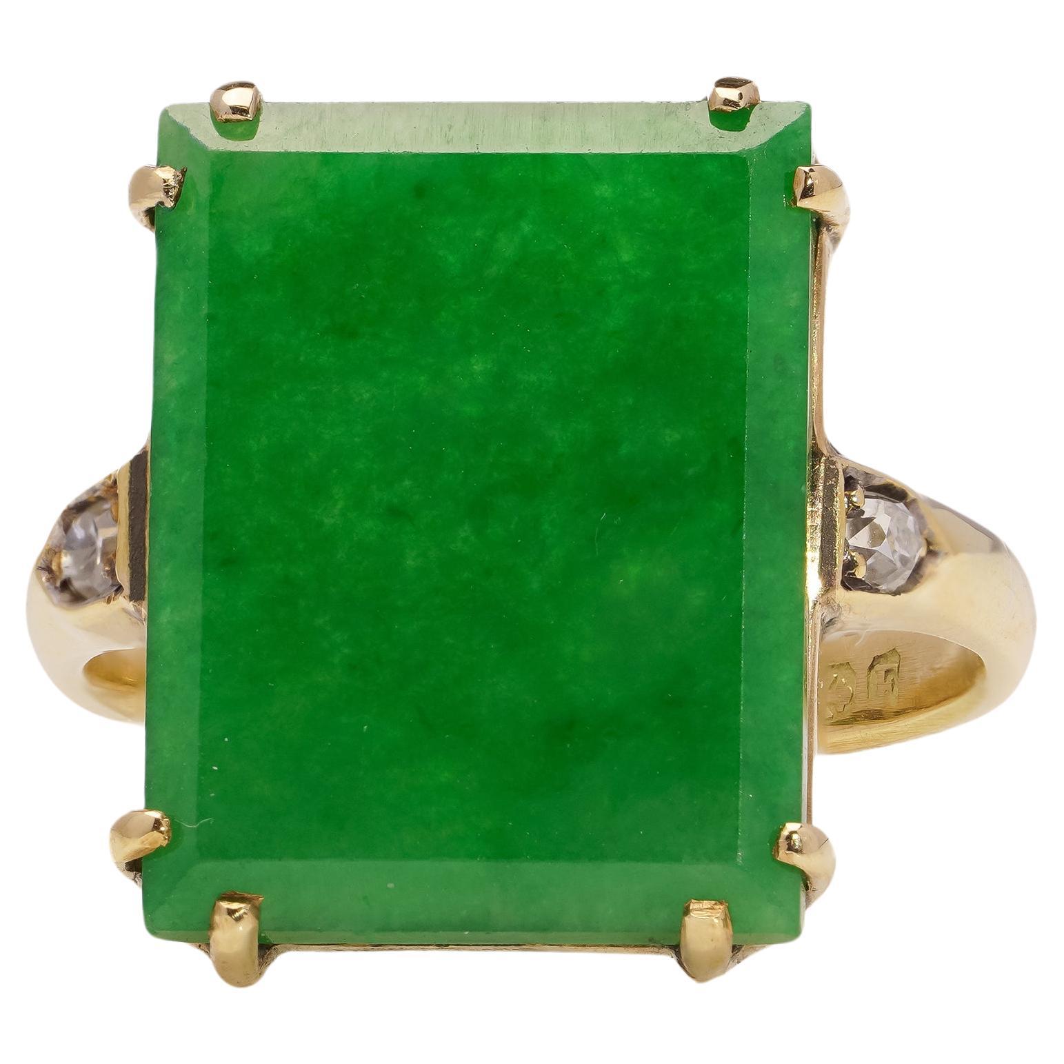Vintage 18 kt. Yellow gold ladies' jade and diamond ring For Sale