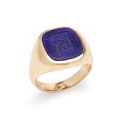 18kt. gold men's large-size signet ring with carved lapis lazuli