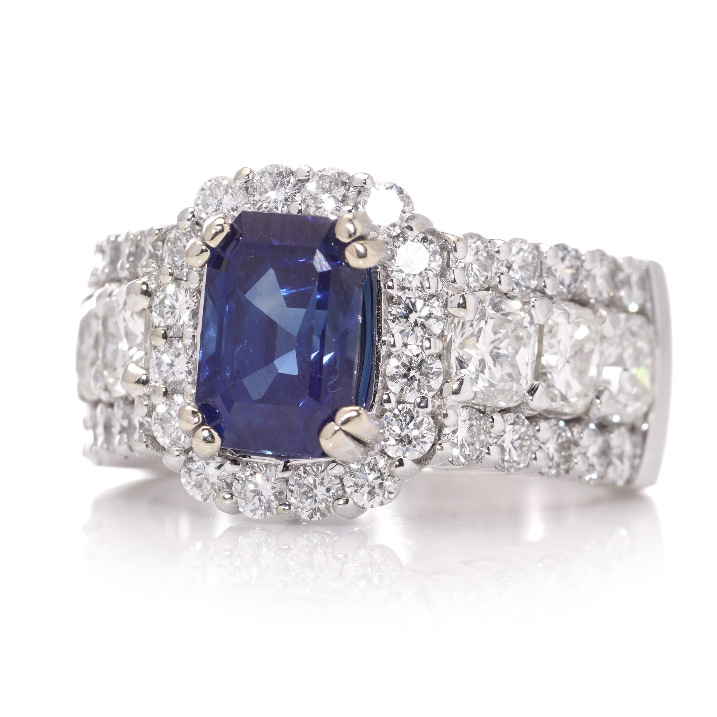 18 Karat White Gold Ladies Ring with Natural Corundum Sapphire with Diamonds
