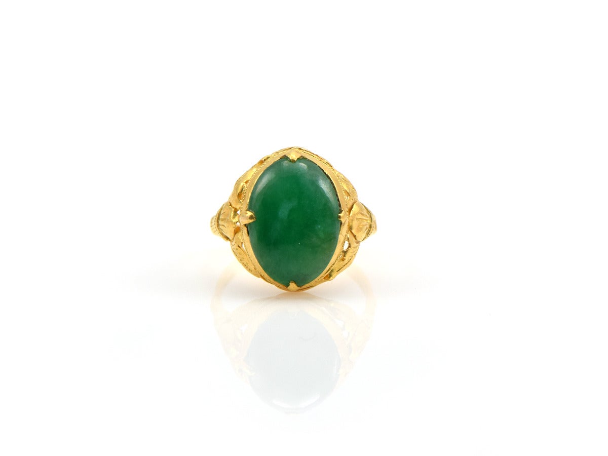 A women's 22k ring setting an oval jade cabochon, measuring 10 x 15mm. 

*ring size 6.