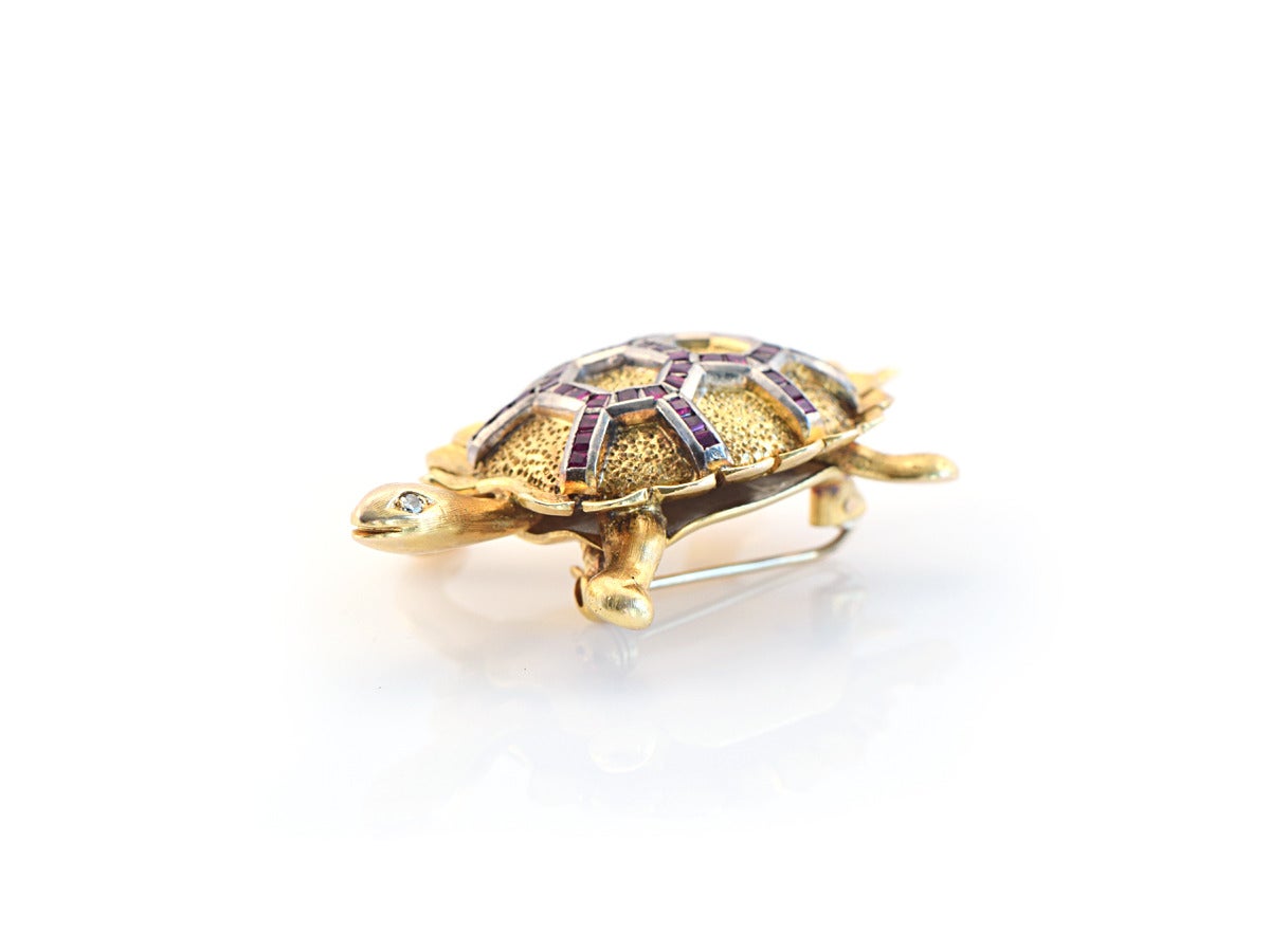 1960s Ruby Gold Turtle Pin In Excellent Condition In San Francisco, CA