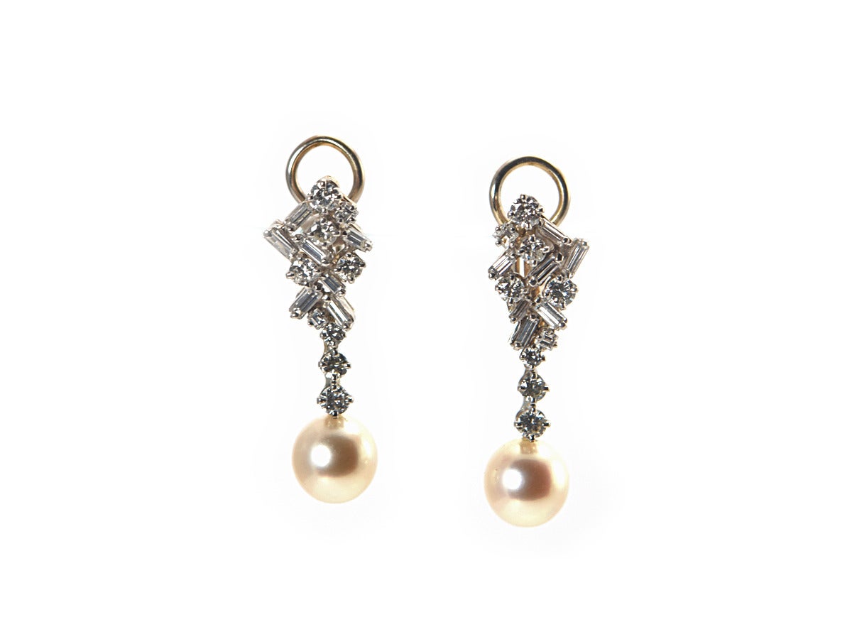 A fun and festive pair of mix shaped diamond earrings are set into 14kt gold and finished with a pearl drop. 

*14kt white gold
*Approximately 2ct of diamonds
*Total length is slightly over 1.25