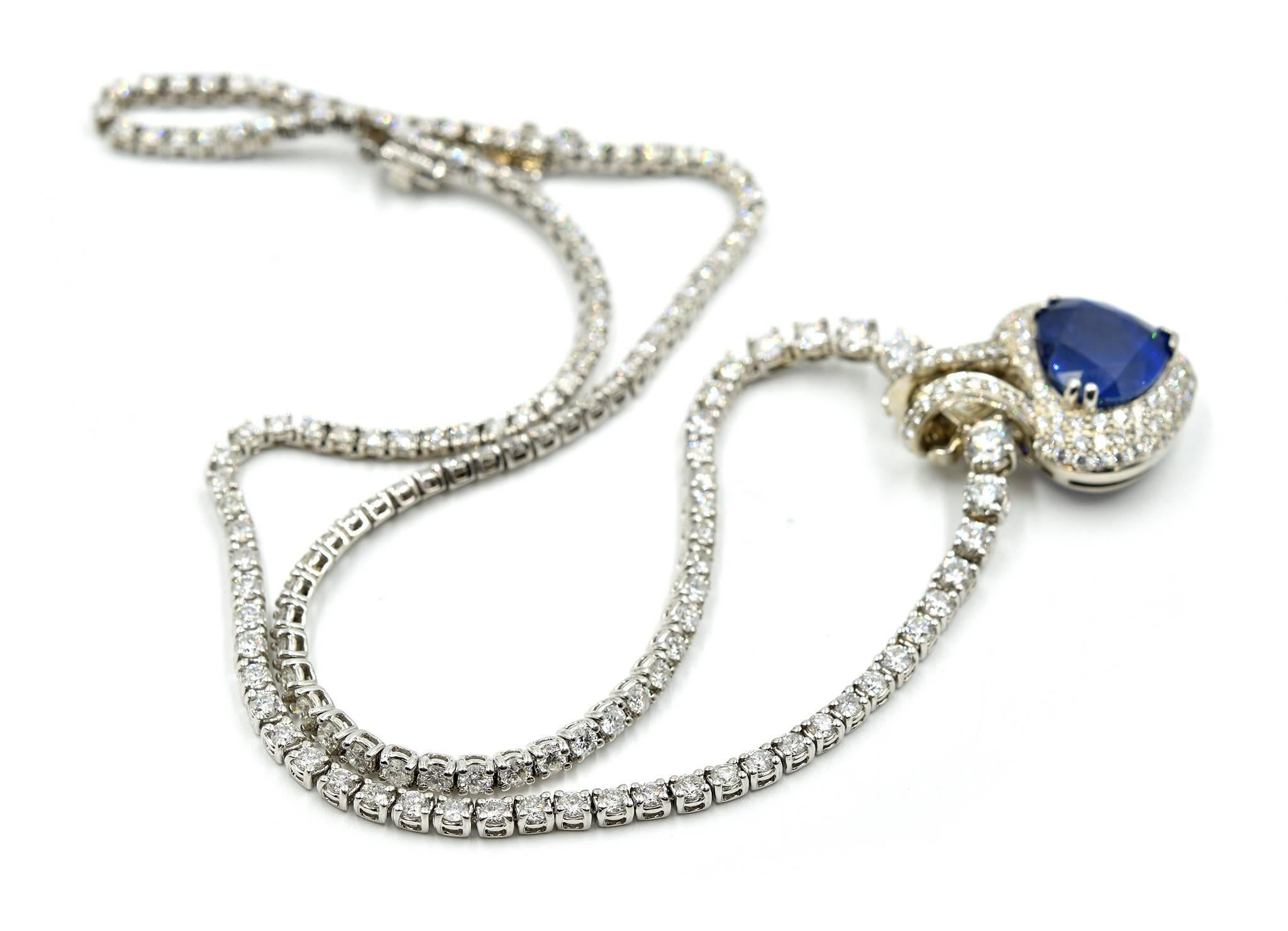 White Gold 13.50 Carat Heart Sapphire and 9.92 Carat Diamond Necklace In Excellent Condition In Scottsdale, AZ