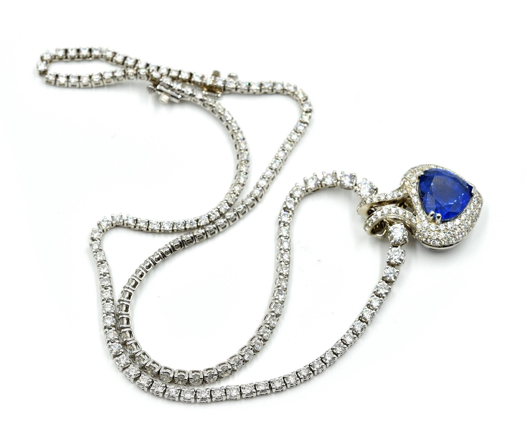 Modern White Gold 13.50 Carat Heart Sapphire and 9.92 Carat Diamond Necklace