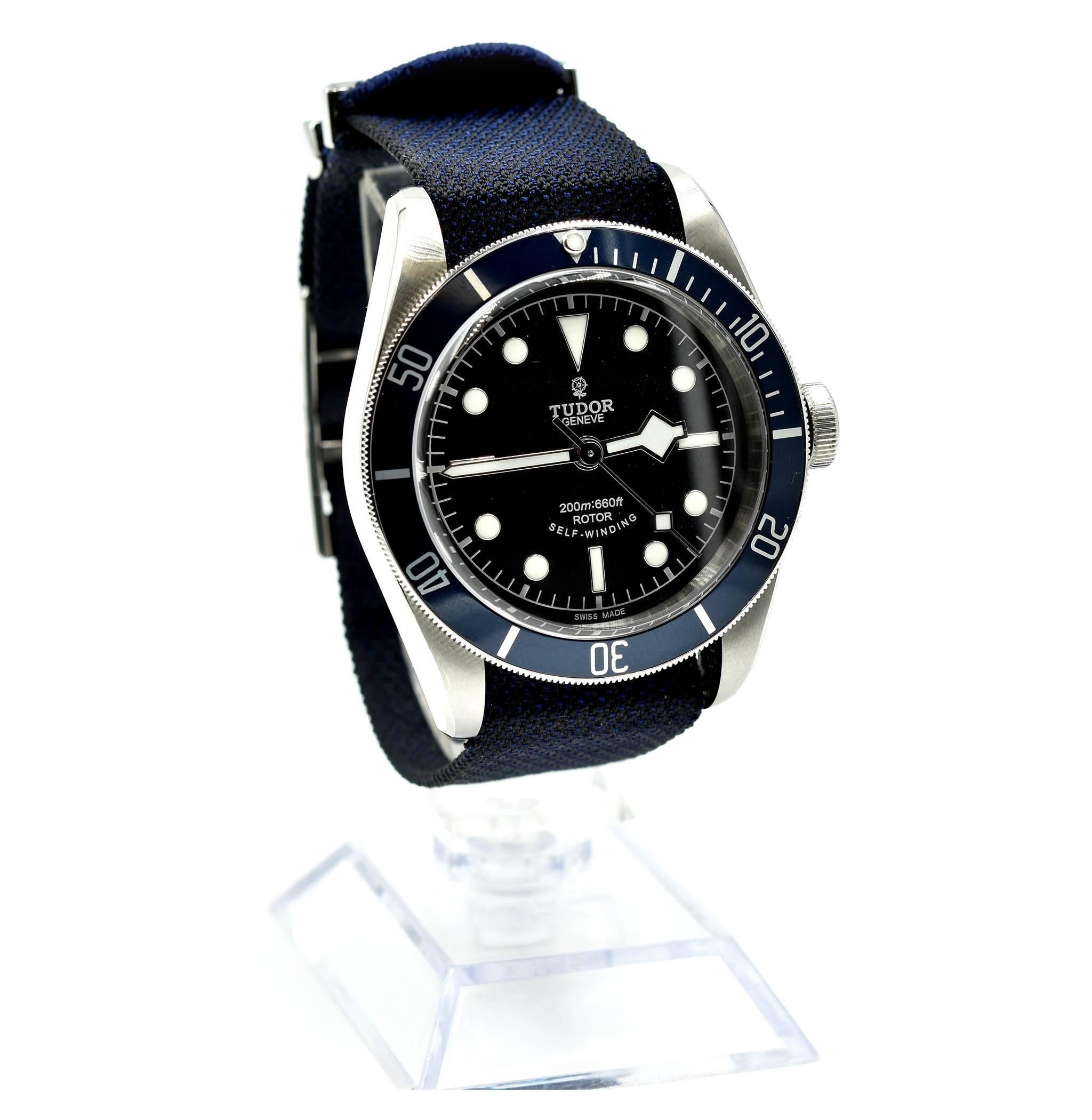 Movement: automatic
Function: hours, minutes, seconds
Case: 41mm stainless steel case, navy-blue bezel, screw-down crown 
Band: navy-blue nato strap with steel buckle
Dial: black dial with silver luminescent hands, luminescent dot hour markers,