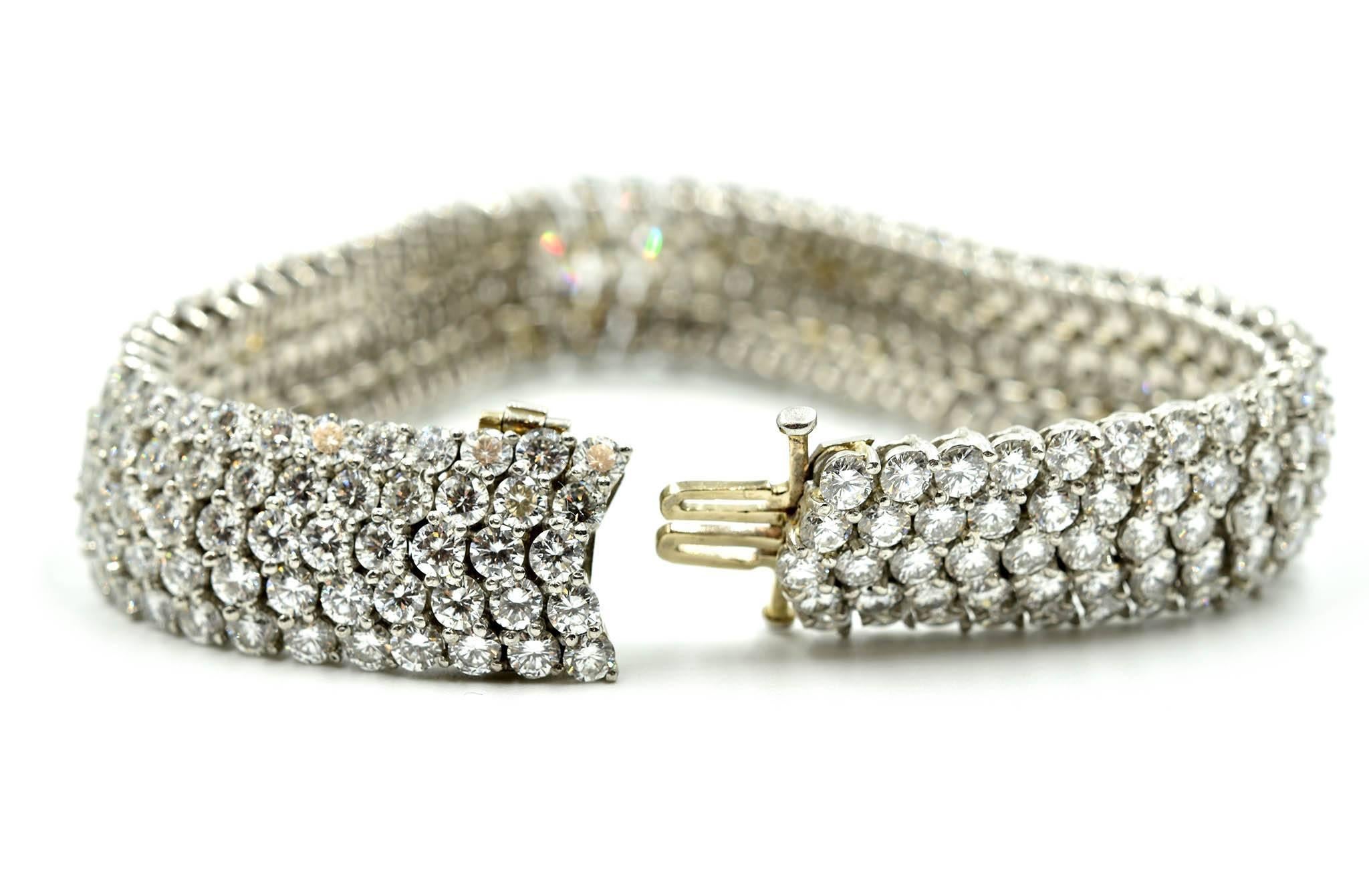 Ladies 30.00 Carat Round Diamond 18 Karat White Gold Bracelet In Excellent Condition In Scottsdale, AZ