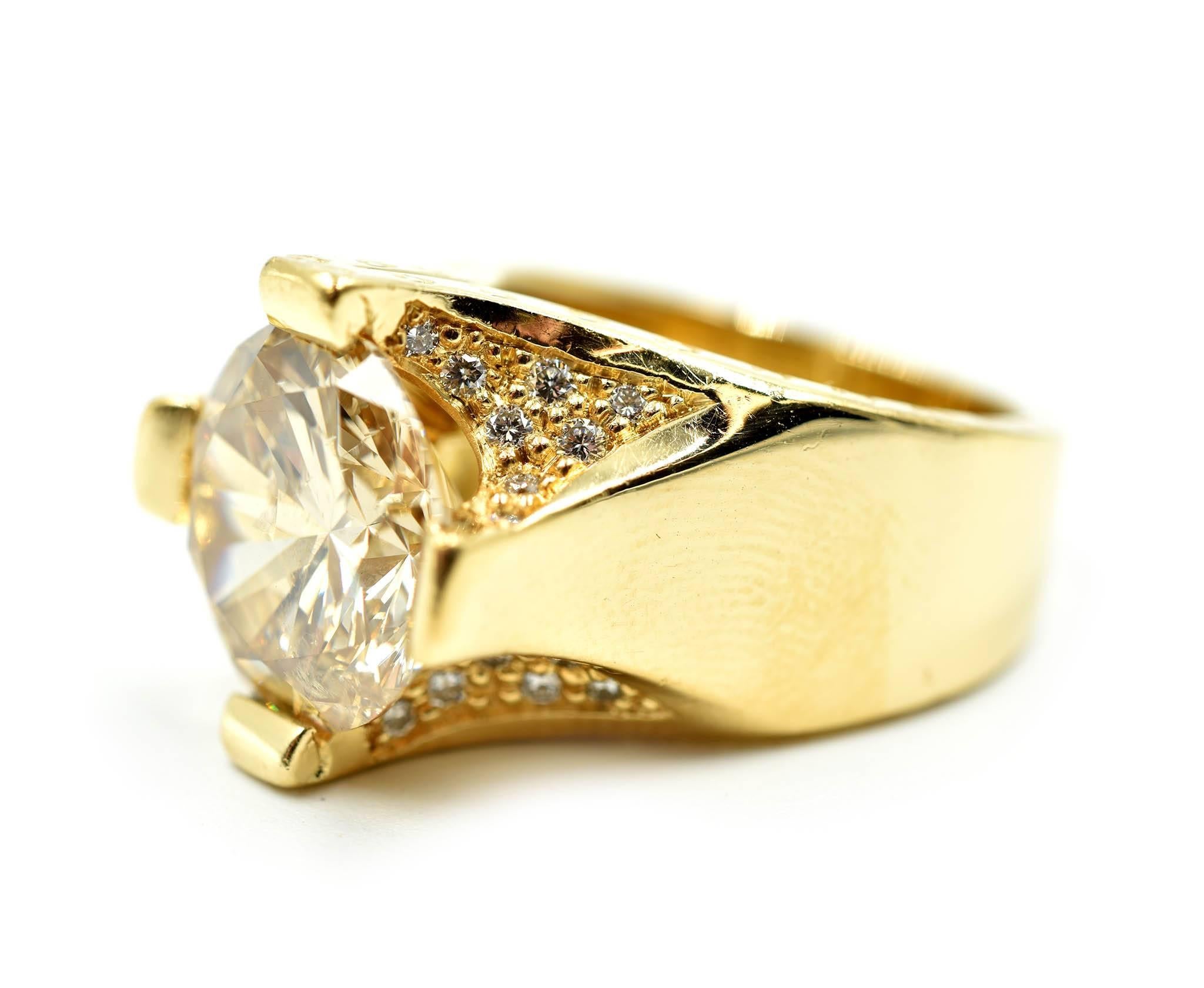 Ladies 5.46 Carat Fancy Light Brown Round Diamond 18 Karat Yellow Gold Ring In Excellent Condition In Scottsdale, AZ