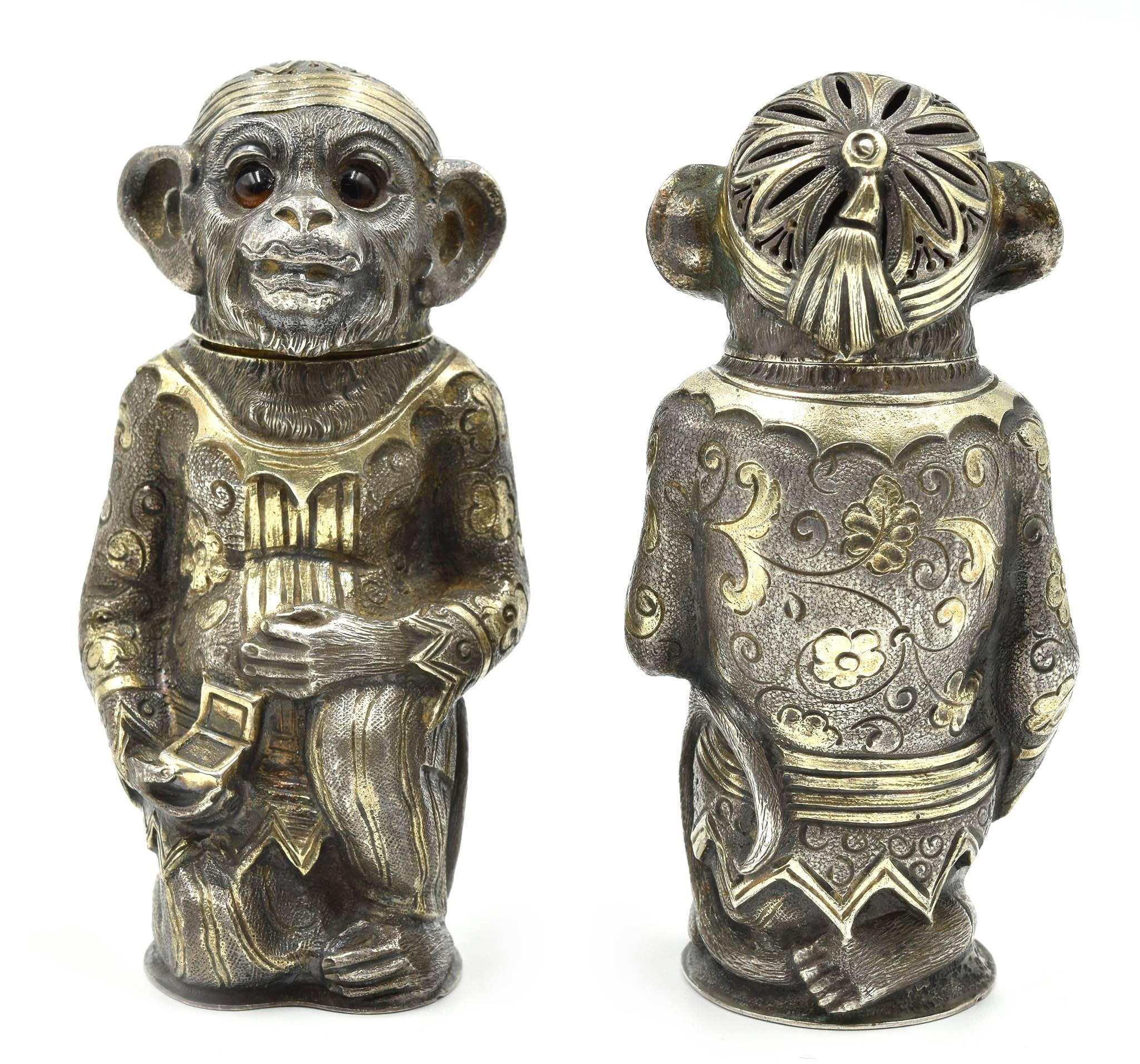 Si tratta di una coppia molto rara di shaker antichi realizzati a mano in argento sterling dagli artigiani di Edward Charles Browning di Londra nel 1867. Queste scimmiette realistiche ricordano le scimmie dell'organetto con i loro costumi in stile