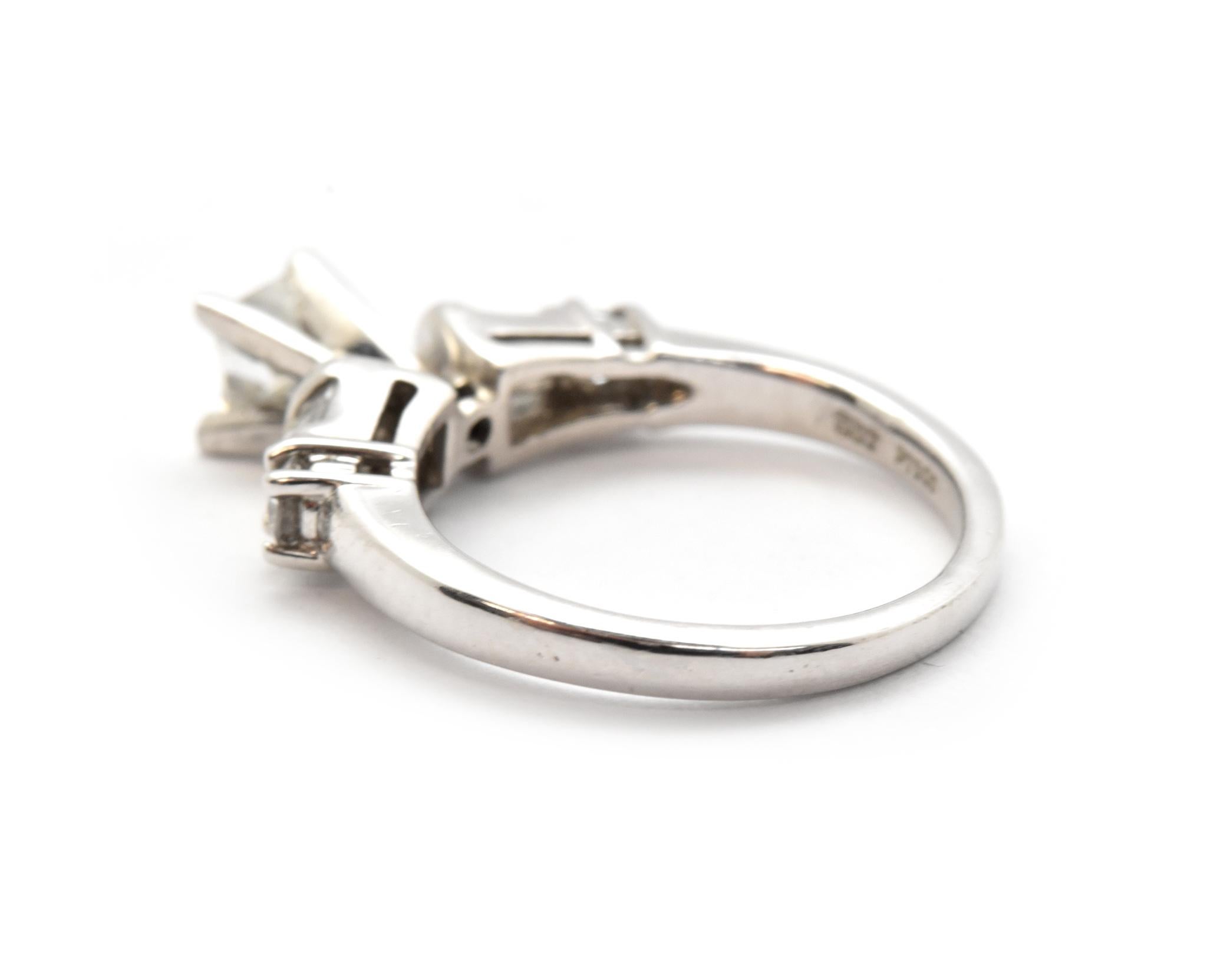Princess Cut 0.40 Carat Diamond Platinum Engagement Ring In Excellent Condition For Sale In Scottsdale, AZ