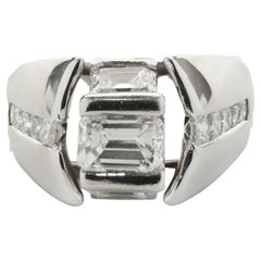Bague de fiançailles en platine avec diamant taille émeraude conçue sur mesure