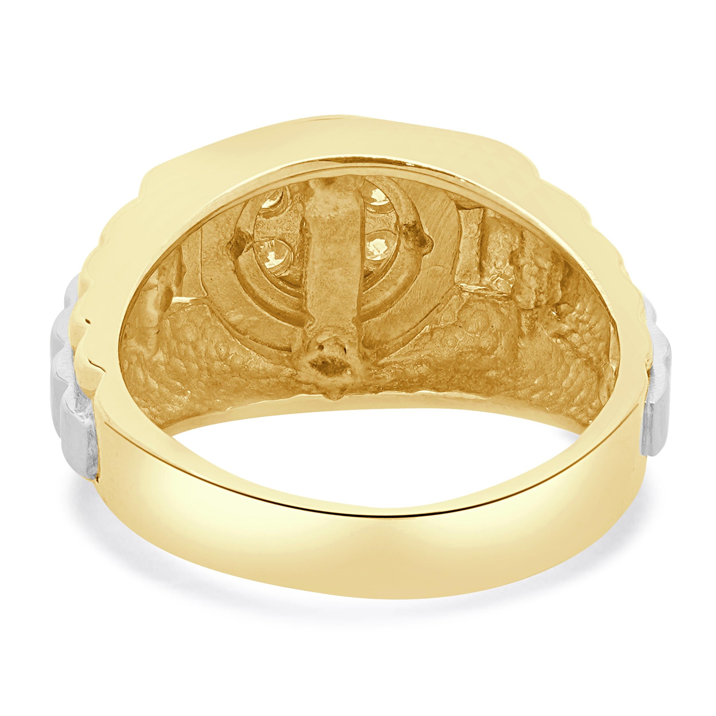 Anello stile cluster di diamanti in oro giallo e bianco 14 carati In condizioni ottime in vendita a Scottsdale, AZ