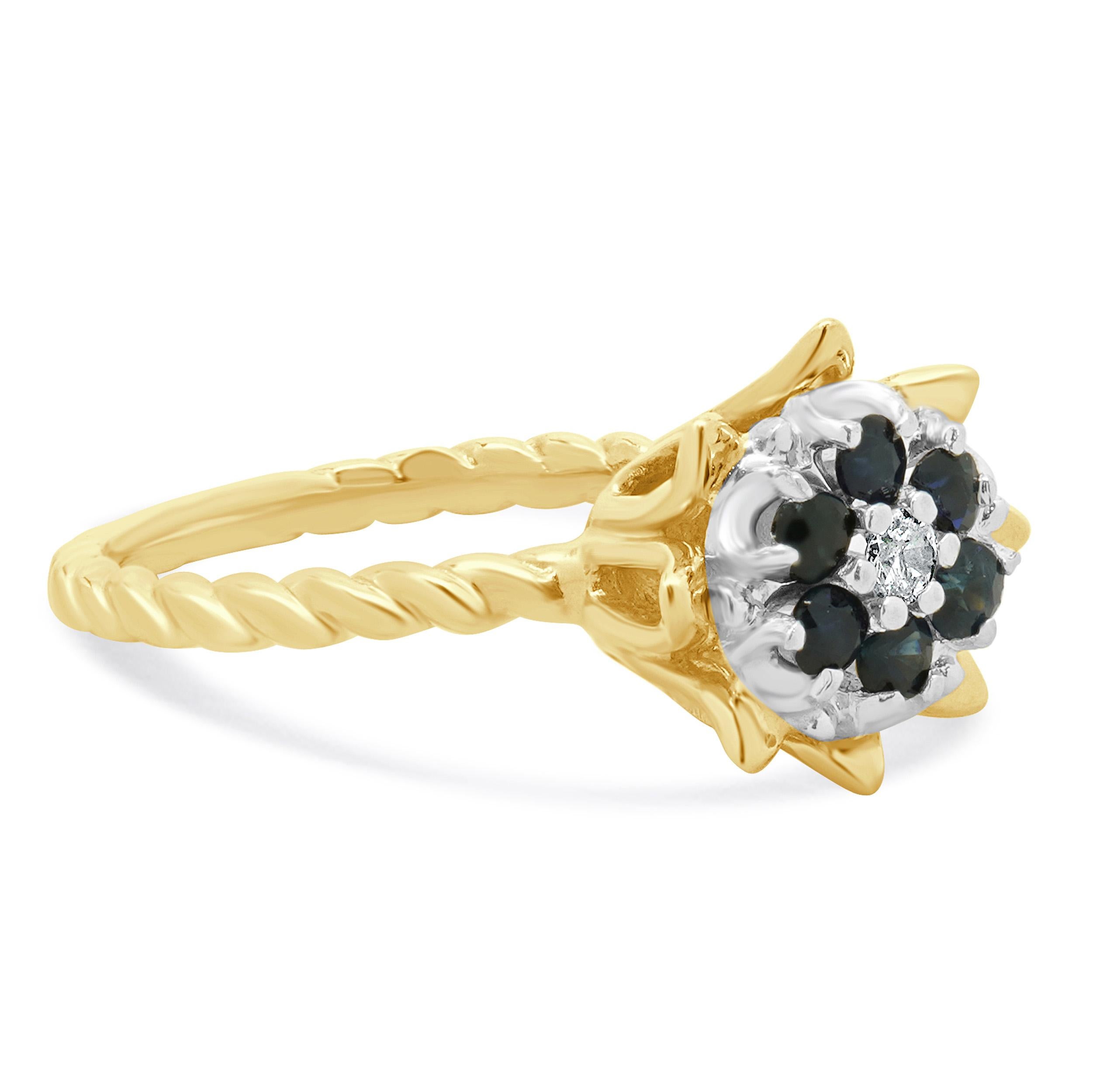 Taille ronde Bague fleur en or jaune 14 carats saphir et diamant en vente