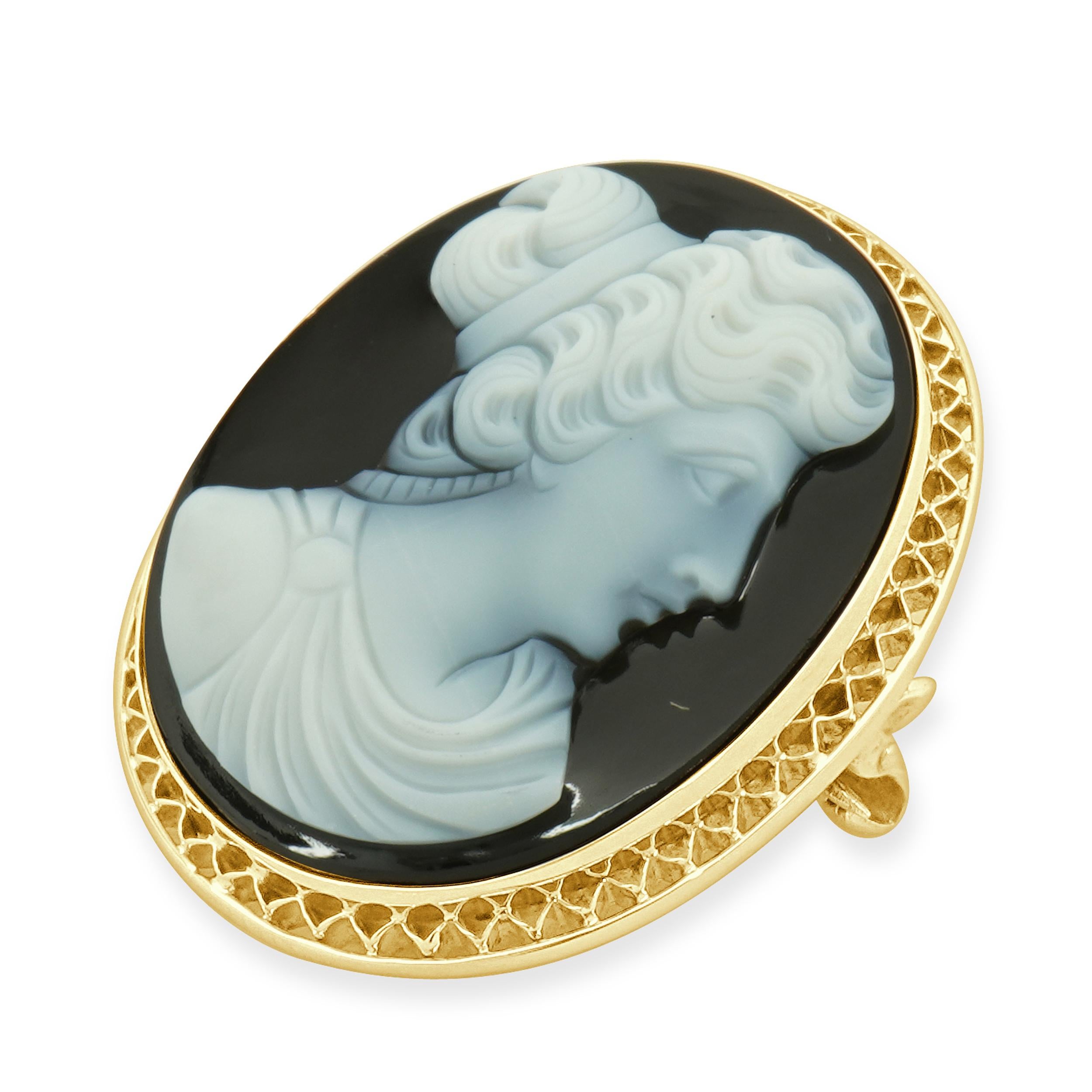 Designer: design personalizzato
Materiale: Oro giallo 10K
Chiusure: Pin
Dimensioni: la spilla misura 33 x 27 mm
Peso: 7.42 grammi