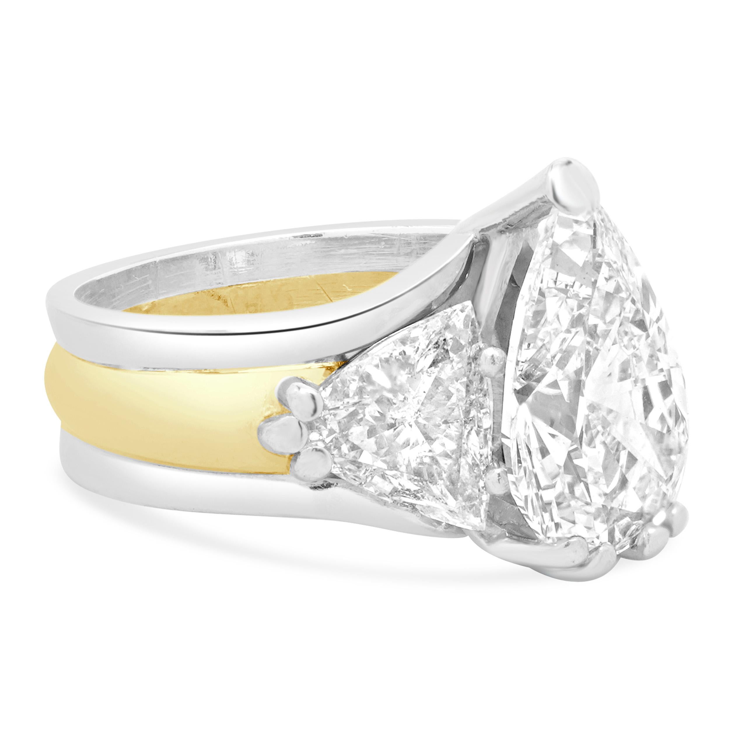 Taglio a goccia Anello di fidanzamento con diamante in platino e oro giallo 18 carati in vendita