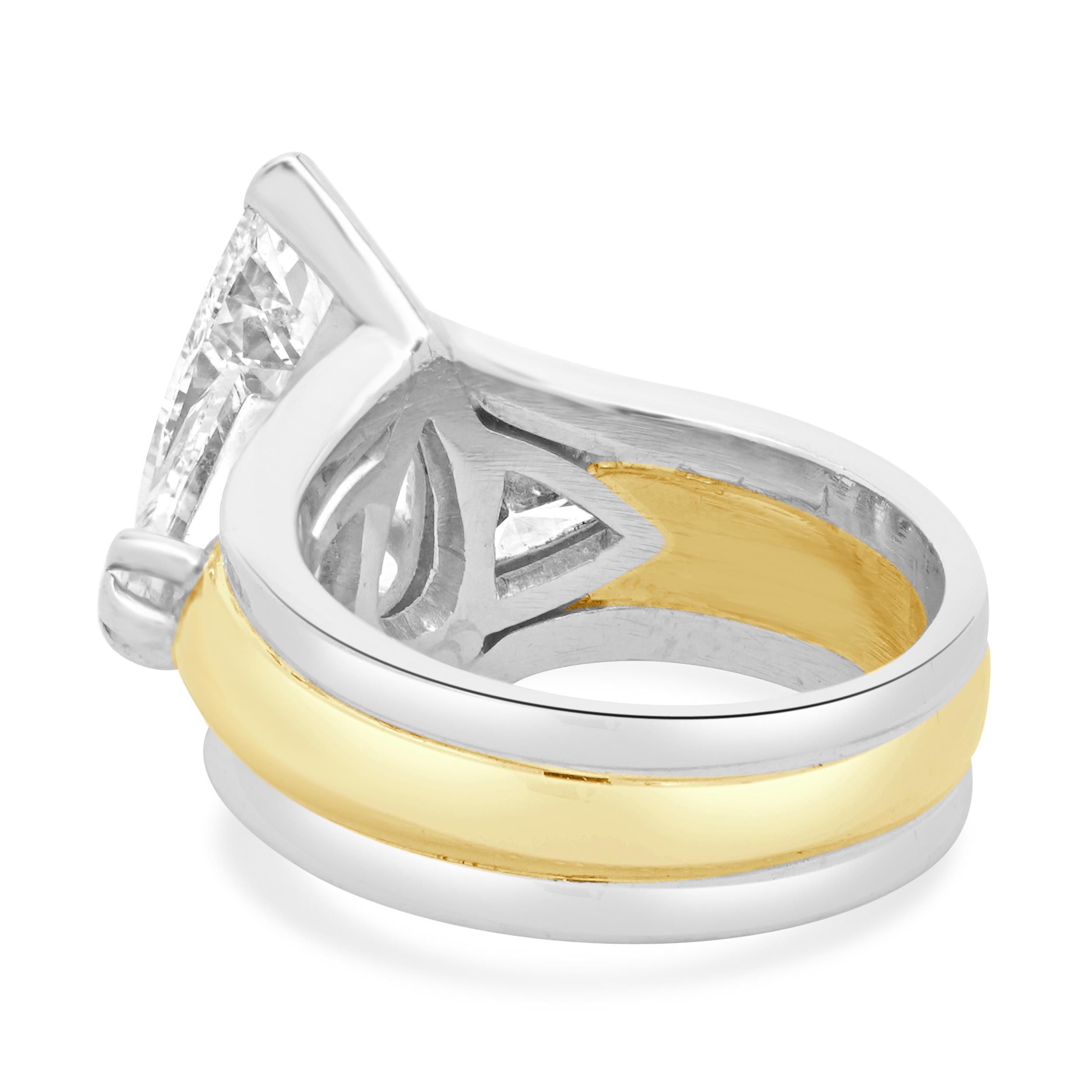 Designer: personalizzato
Materiale: Platino e oro giallo 18 carati
Diamante: taglio a pera = 4,02ct
Colore: I
Chiarezza: SI1
EGL: IS95061659
Diamante: taglio a 2 trilioni = 2,33cttw
Colore: H. H. / J.
Chiarezza:SI2
Misura dell'anello: 5.5 (si prega