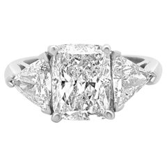 Bague de fiançailles en platine avec diamant taille coussin