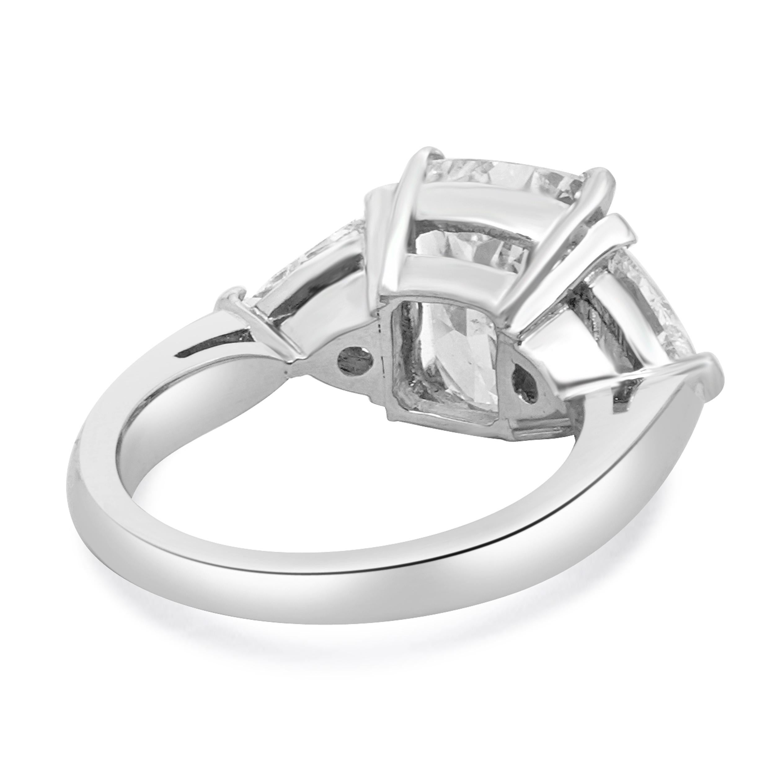 Taille coussin Bague de fiançailles en platine avec diamant taille coussin en vente