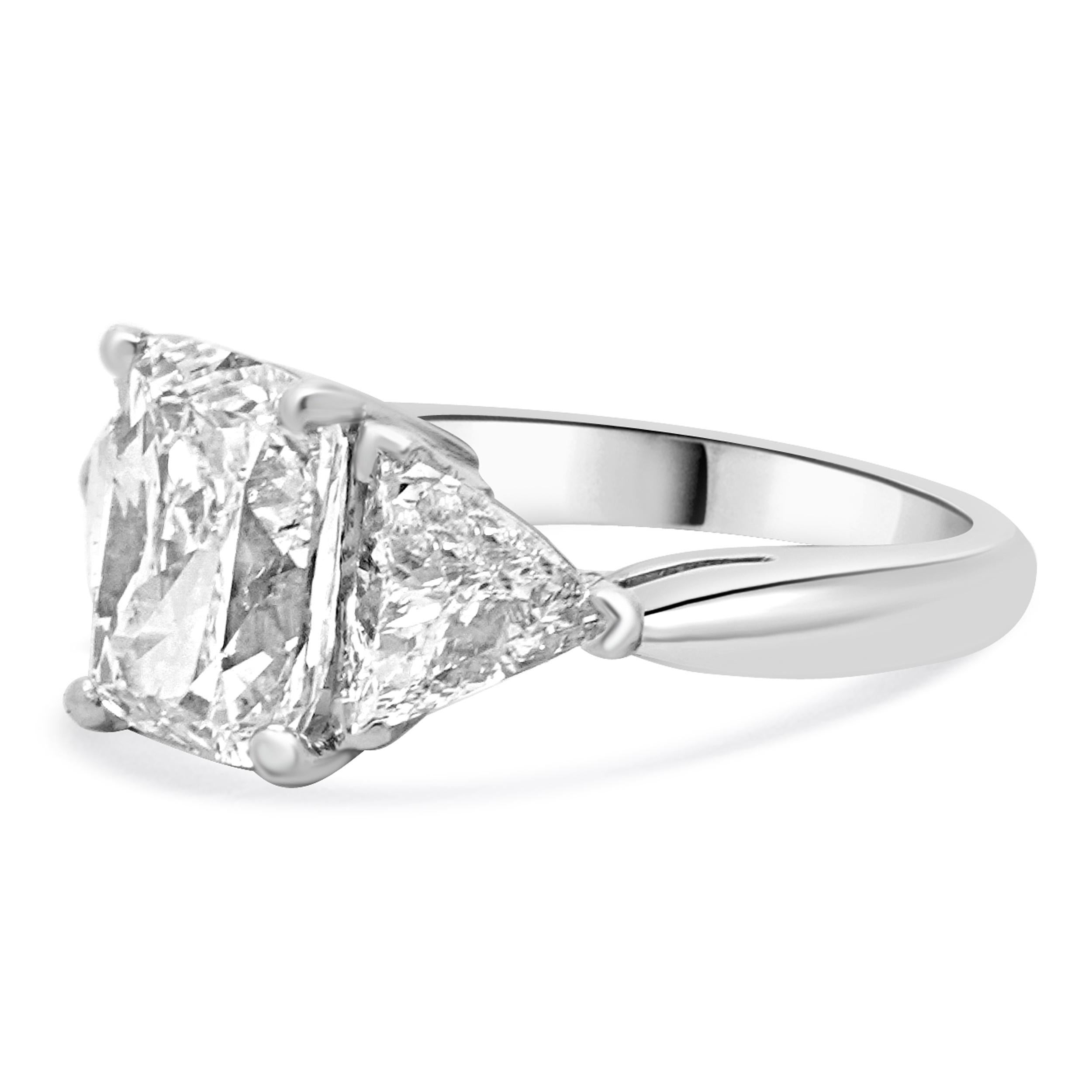 Concepteur : personnalisé
MATERIAL : platine
Diamant central : 1 taille coussin = 3,01ct
Couleur : J
Clarté : SI2
GIA : 1375783606
Diamant : taille 2 trillions = 1,00cttw
Couleur : H
Clarté : VS2
Taille : 4.75 taille complémentaire disponible
Poids