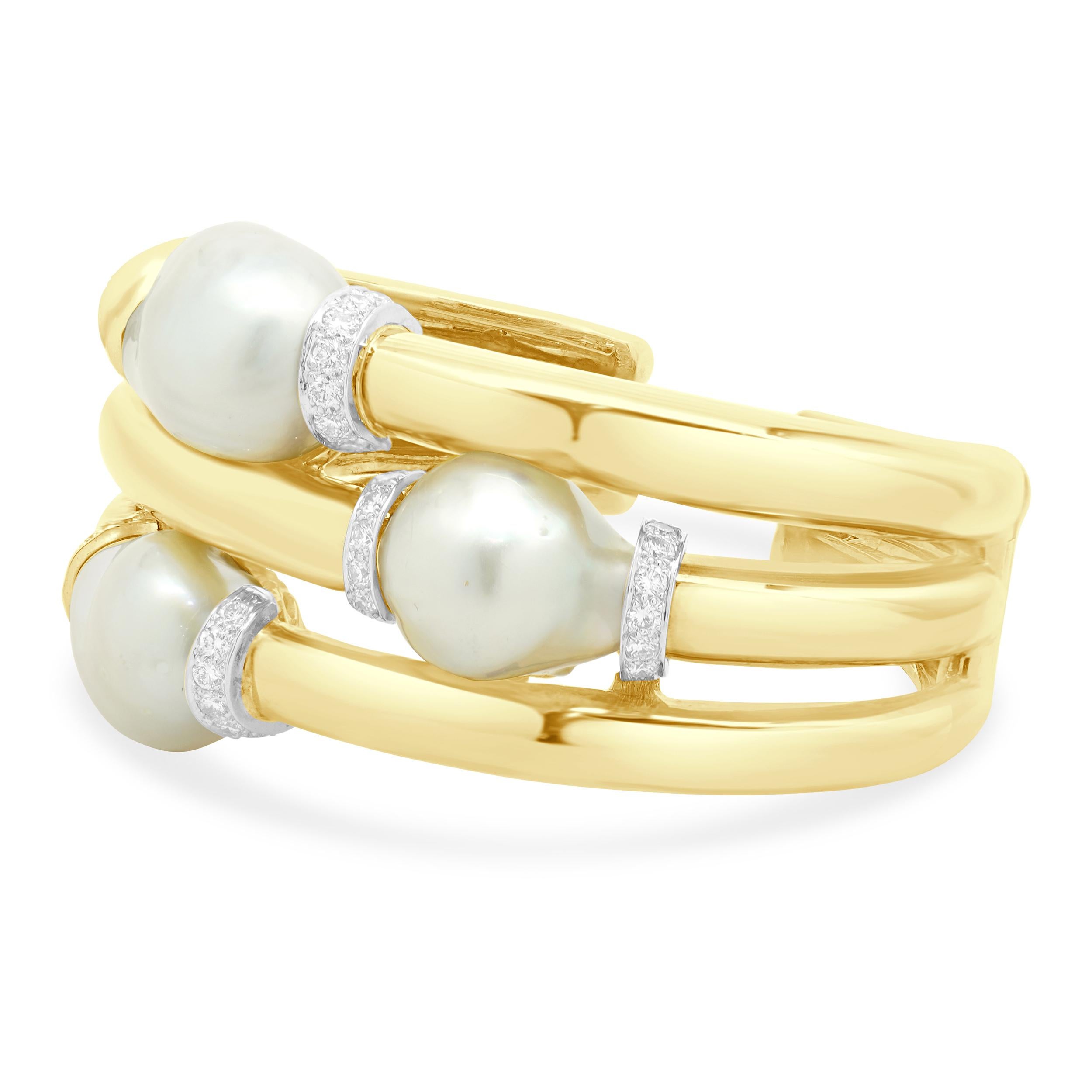 Concepteur : David Webb
MATERIAL : Or jaune 18K et platine
Diamants : 44 diamants ronds de taille brillant = 2,65cttw
Couleur : G
Clarté : VS2
Dimensions : le bracelet mesure 40 mm de large
Poids : 118 grammes