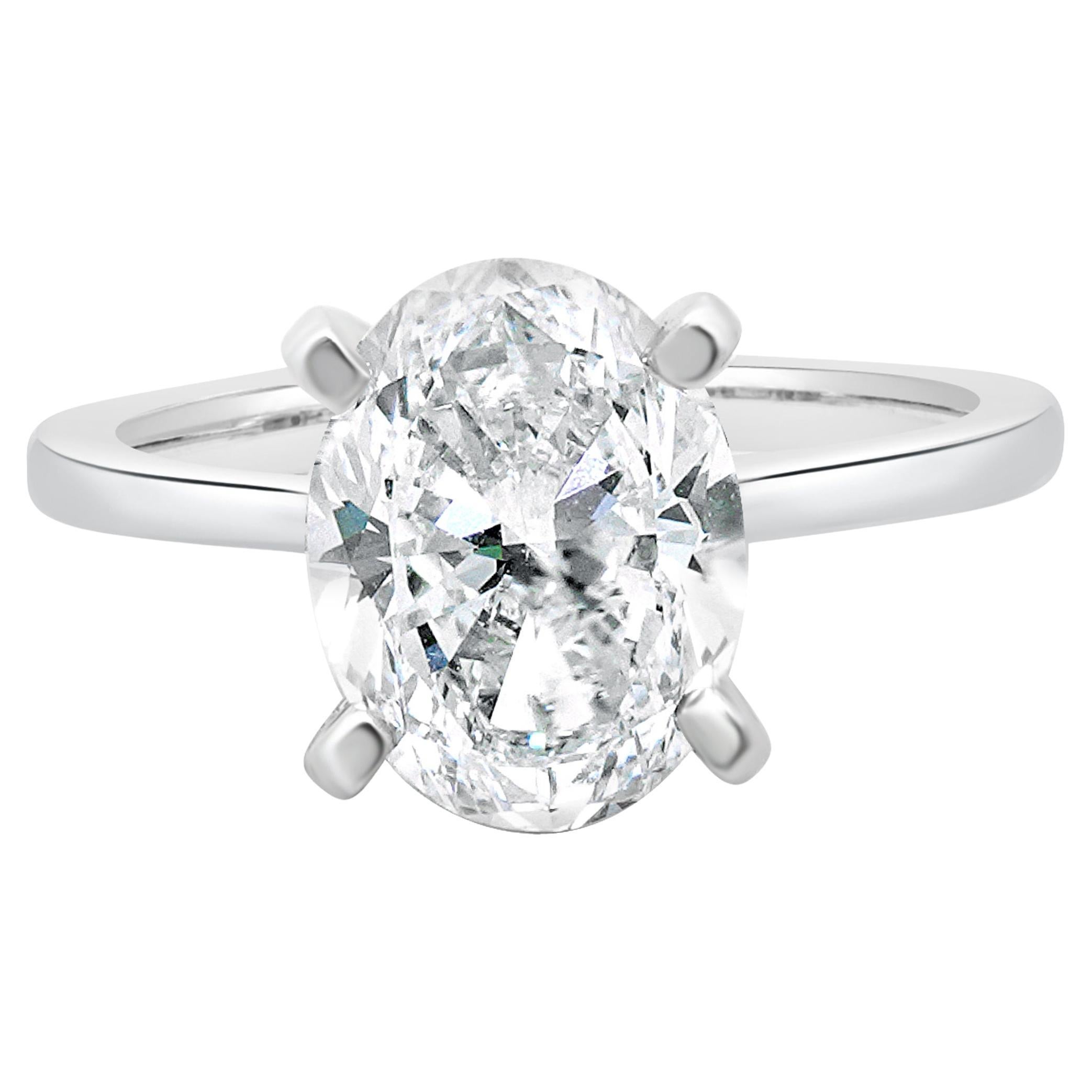 Bague de fiançailles en platine avec diamant ovale en vente