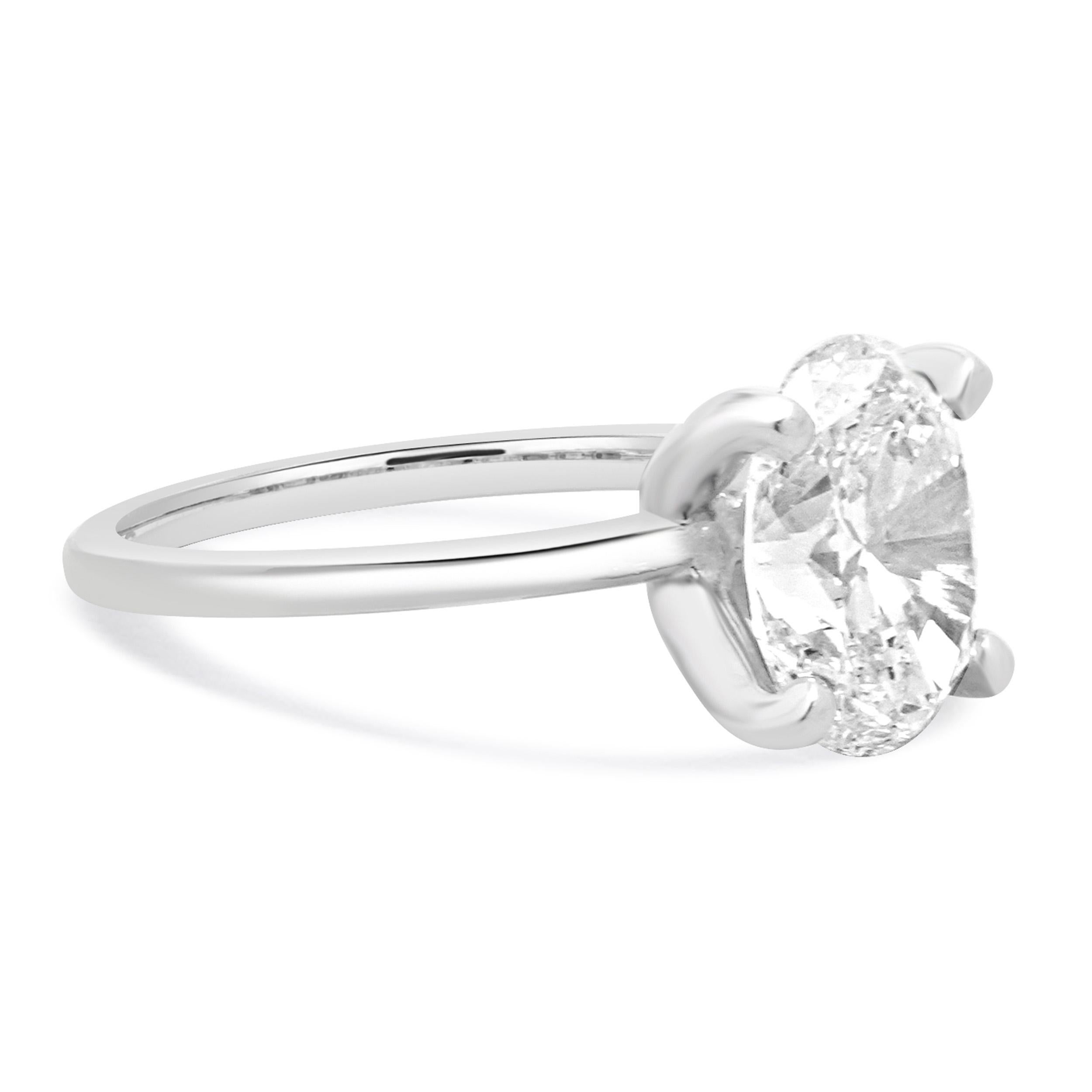 Bague de fiançailles en platine avec diamant ovale Excellent état - En vente à Scottsdale, AZ