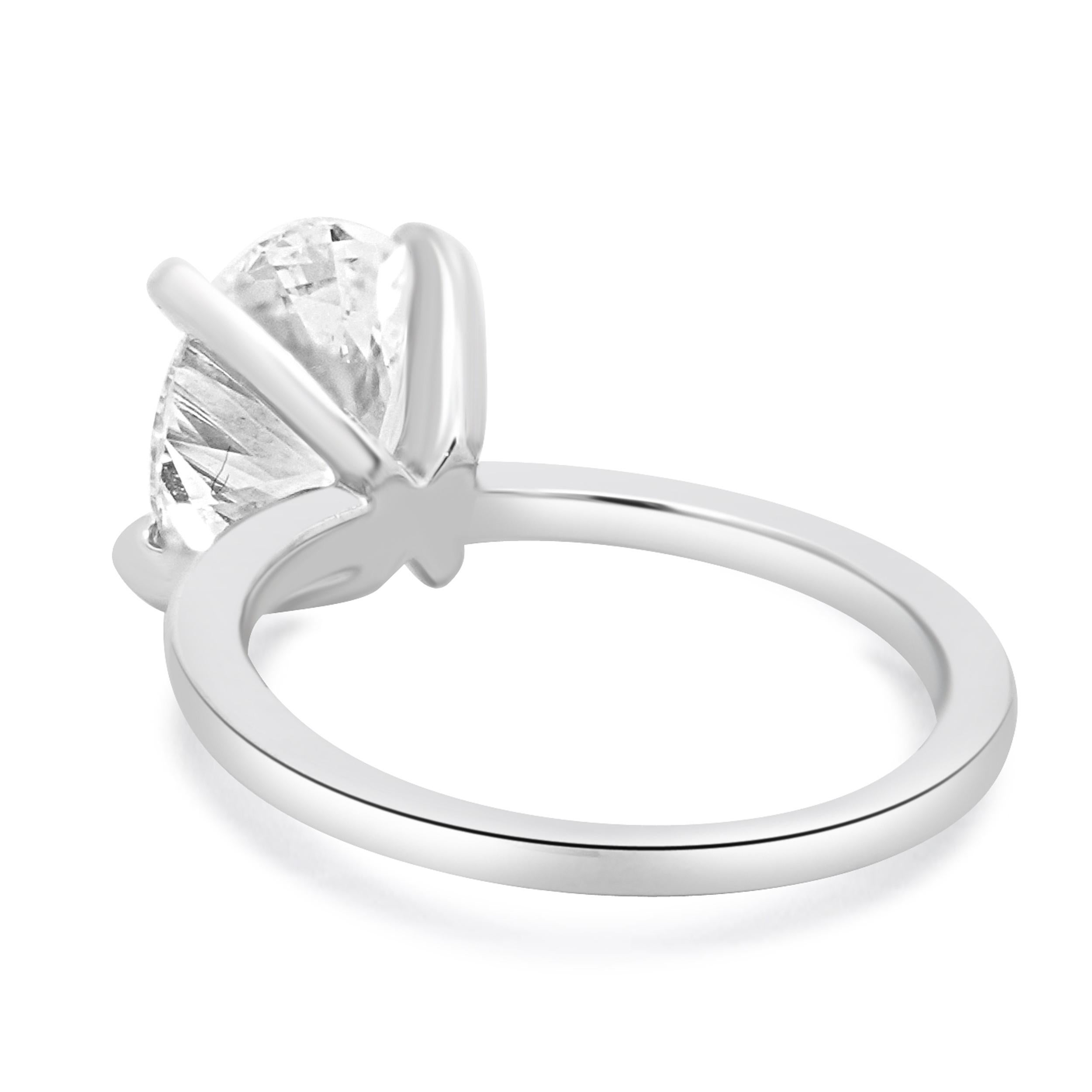 Taille ovale Bague de fiançailles en platine avec diamant ovale en vente