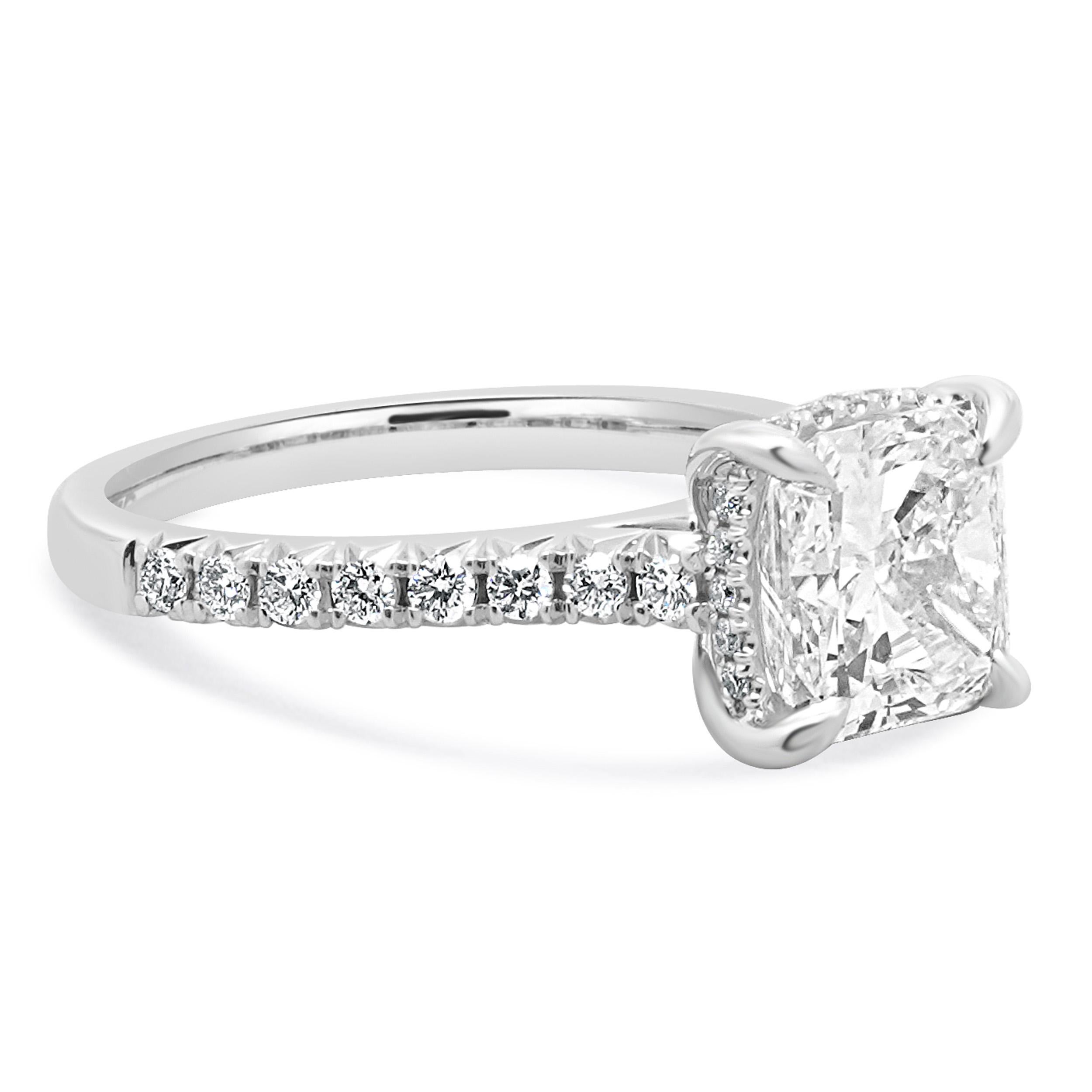 Anello di fidanzamento con diamante taglio radiante in oro bianco 14 carati In condizioni ottime in vendita a Scottsdale, AZ