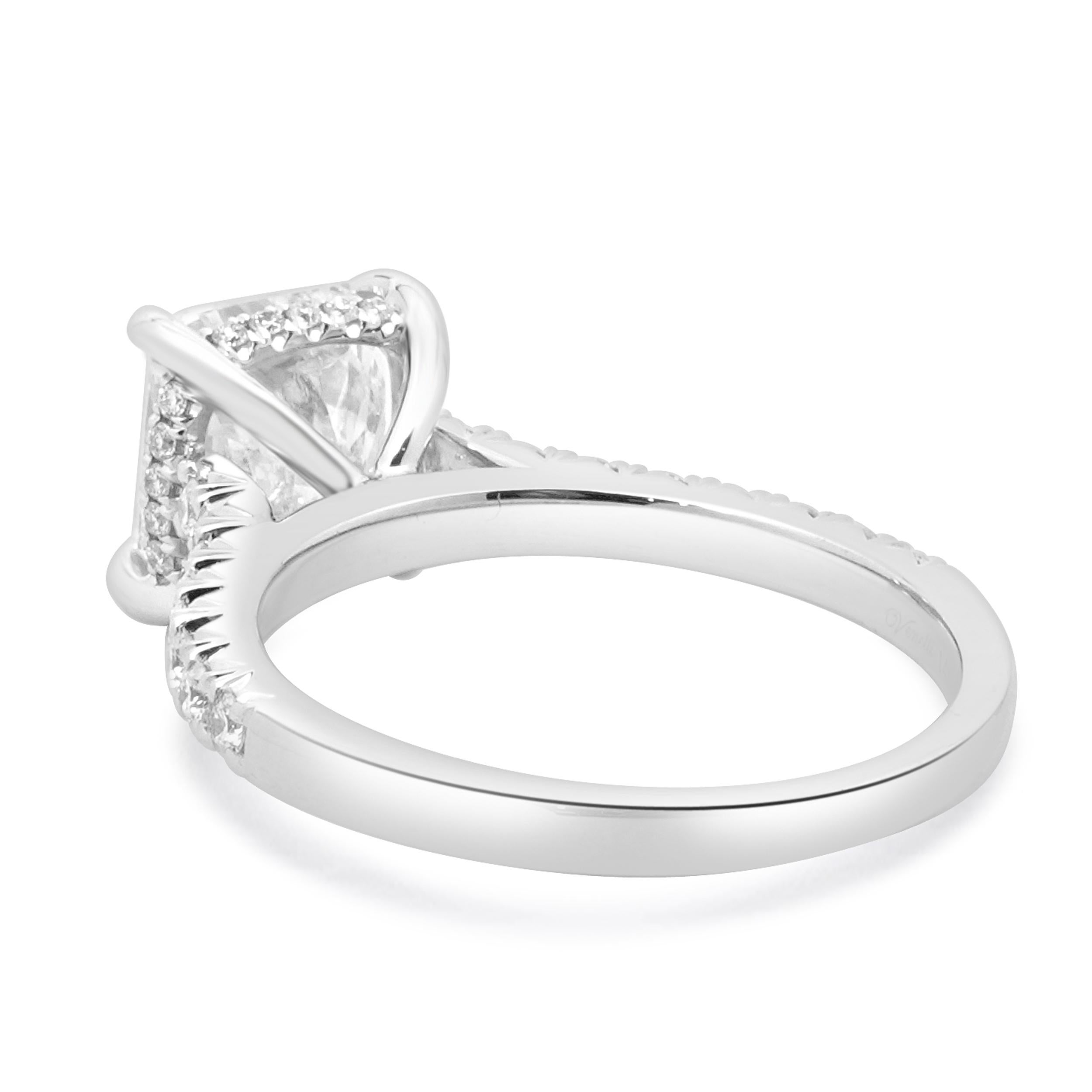 Taglio radiant Anello di fidanzamento con diamante taglio radiante in oro bianco 14 carati in vendita