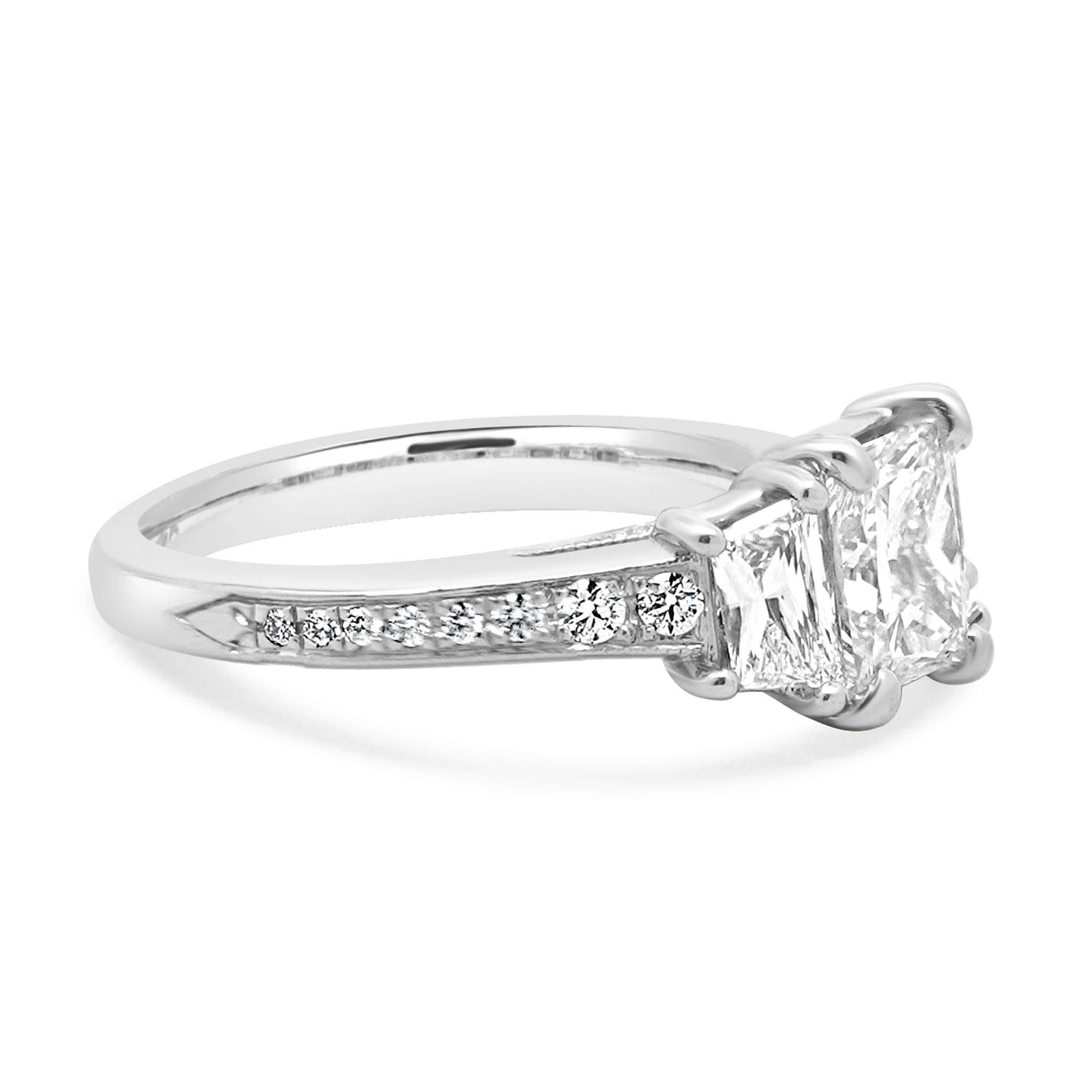 Anello di fidanzamento con diamante taglio radiante in oro bianco 14 carati In condizioni ottime in vendita a Scottsdale, AZ