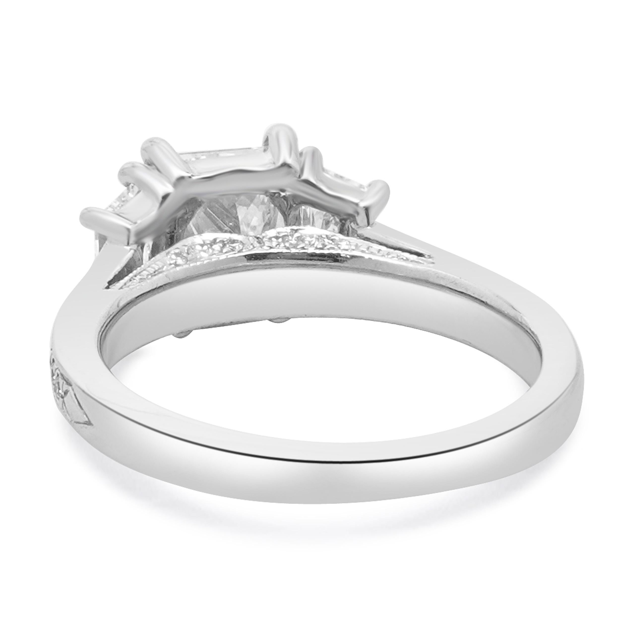 Taglio radiant Anello di fidanzamento con diamante taglio radiante in oro bianco 14 carati in vendita