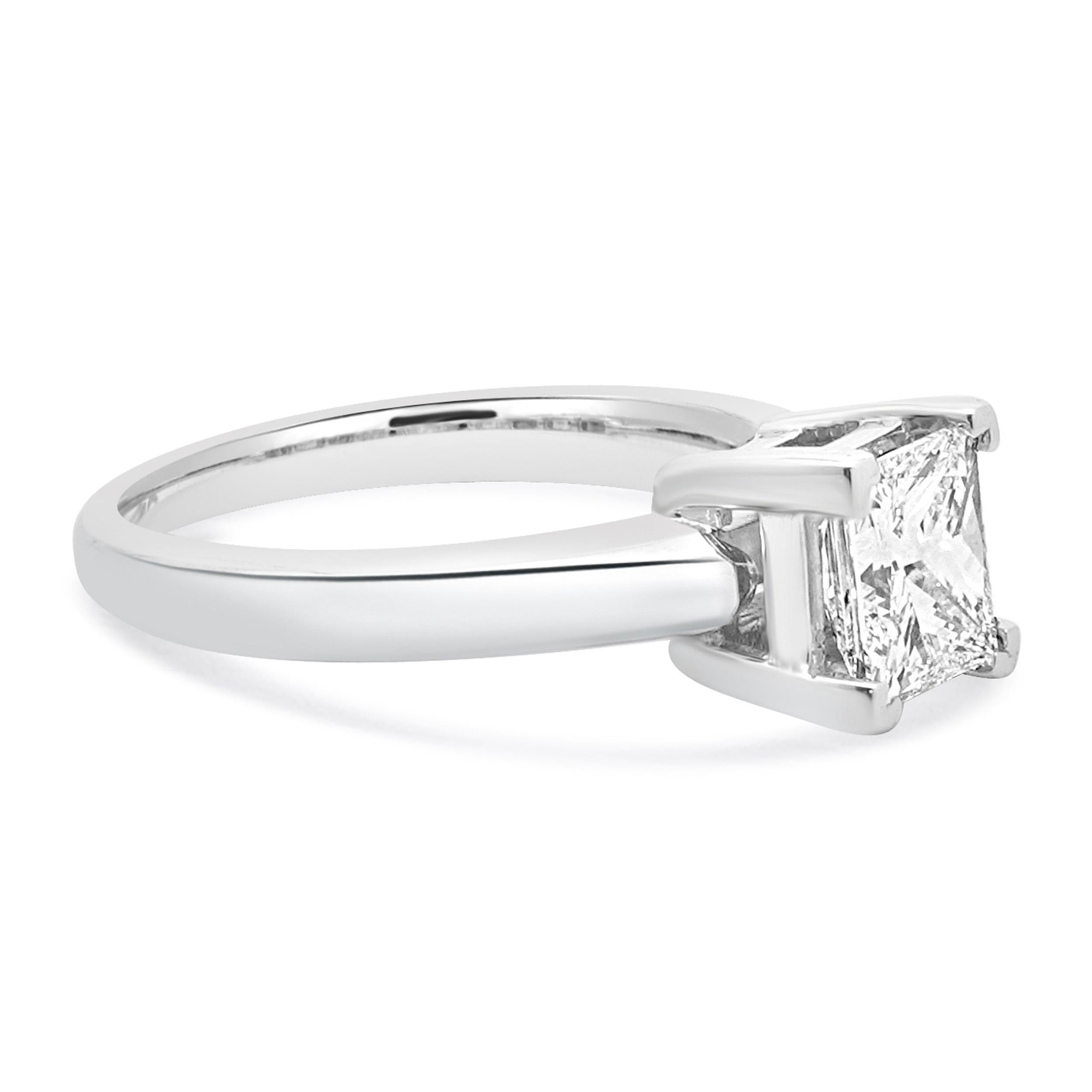 Anello di fidanzamento con diamante taglio principessa in oro bianco 14 carati In condizioni ottime in vendita a Scottsdale, AZ