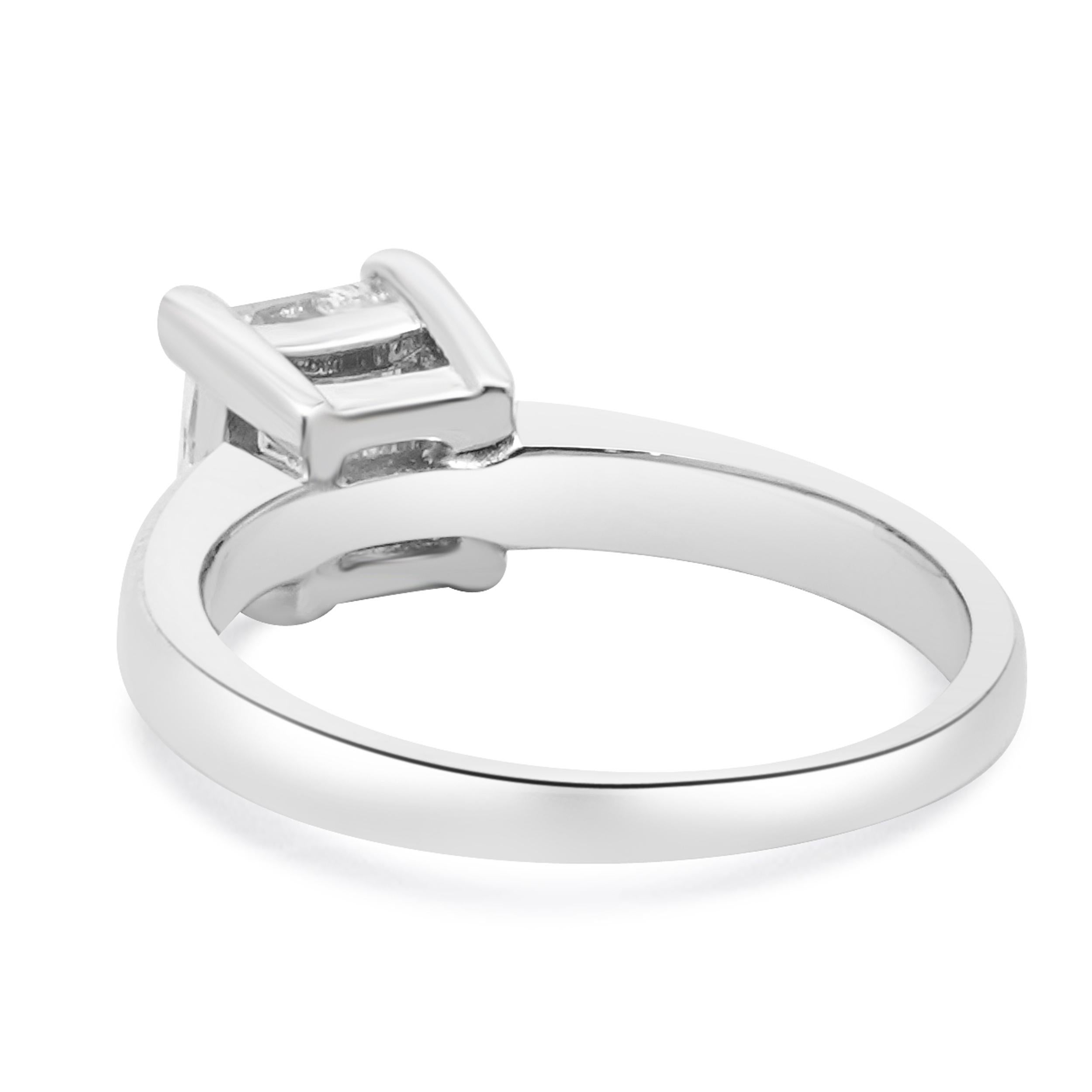 Taglio princess Anello di fidanzamento con diamante taglio principessa in oro bianco 14 carati in vendita