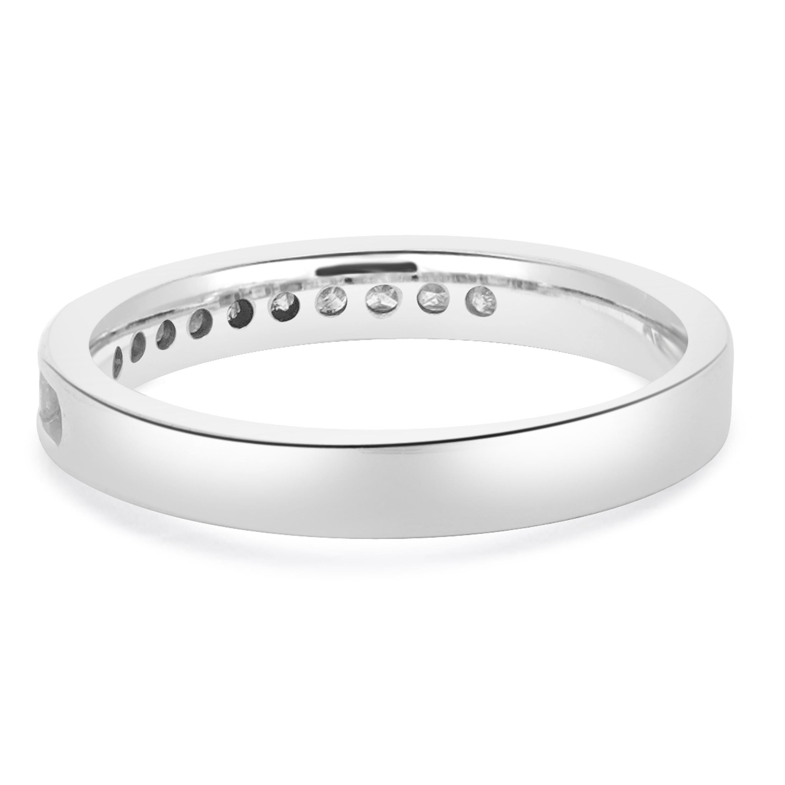 Taille princesse Bandeau en or blanc 14 carats avec diamant taille princesse en Channel Channel Set en vente
