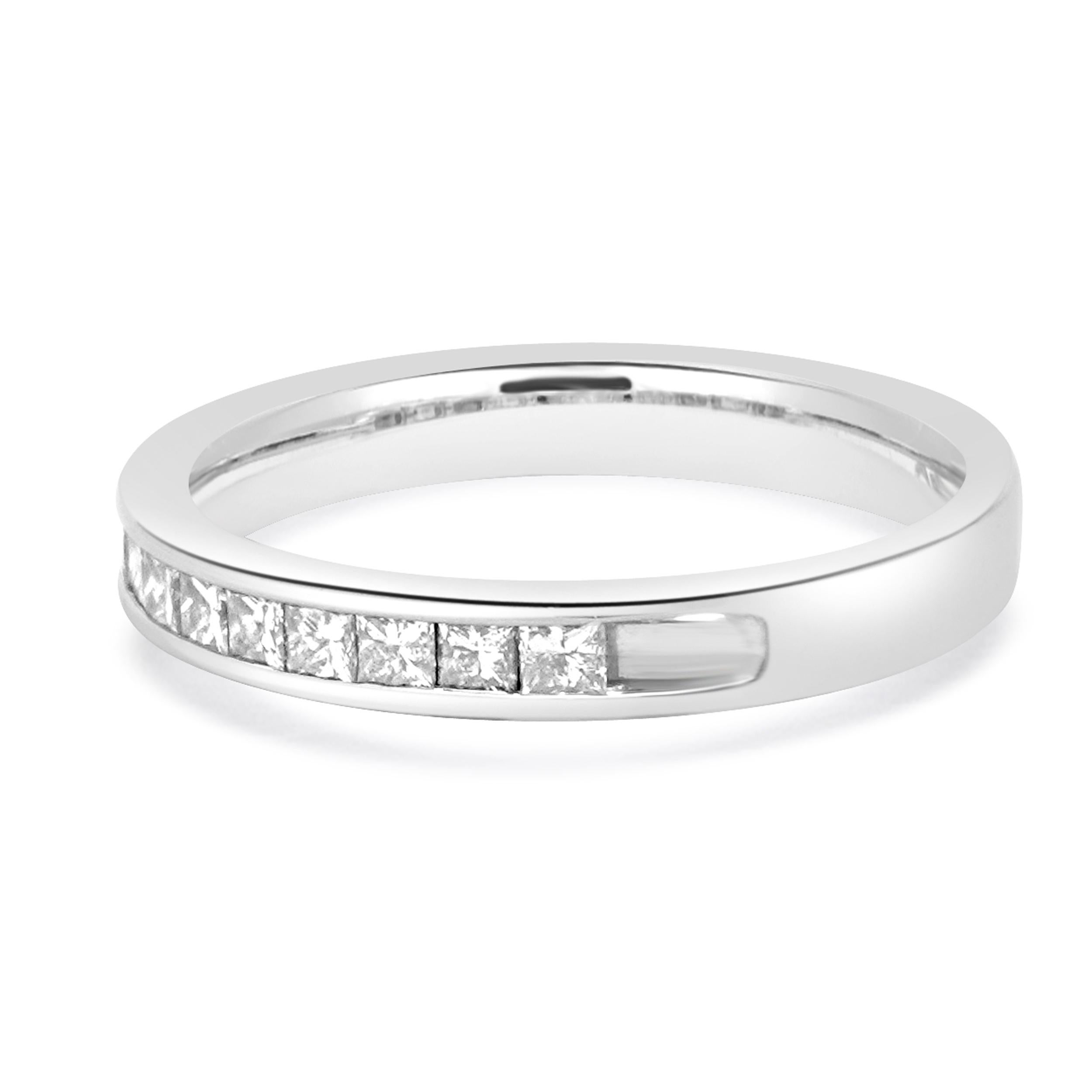 Concepteur : personnalisé
Matériau : Or blanc 14K
Diamant : 11 taille princesse = 0,55cttw
Couleur : H
Clarté : SI2-I1
Taille de la bague : 7 (veuillez prévoir deux jours de livraison supplémentaires pour les demandes de taille)
Poids : 3.60 grammes