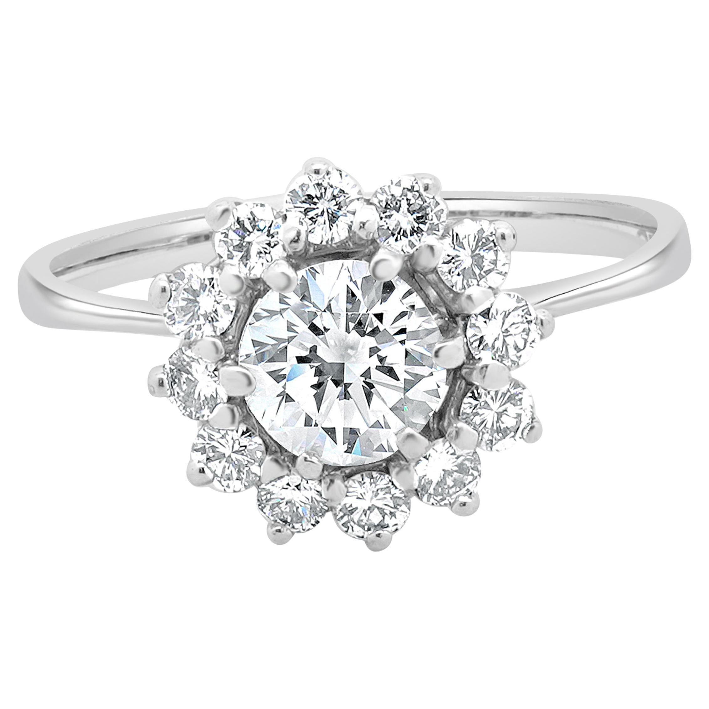 Bague de fiançailles en or blanc 14 carats diamant rond avec halo en vente