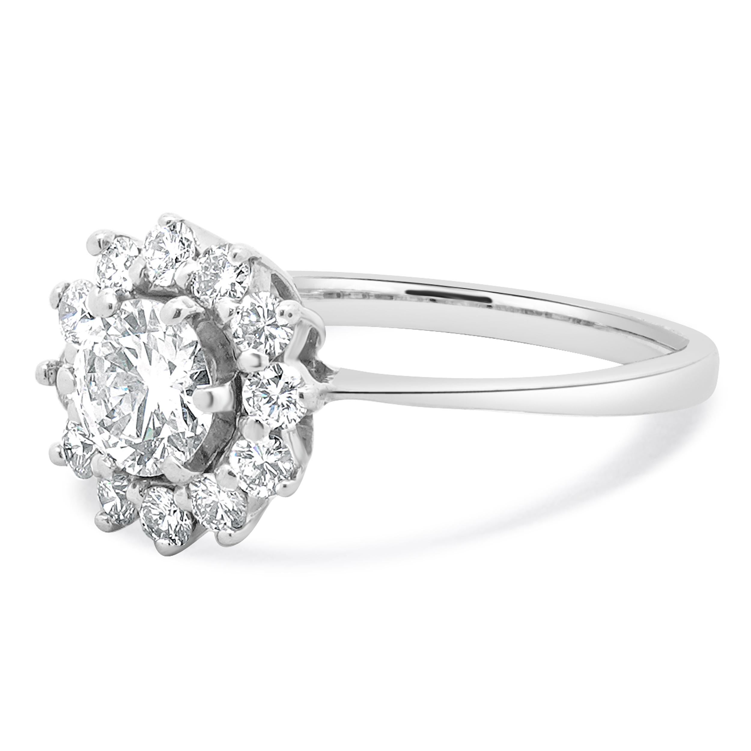 Matériau : Or blanc 14K
Diamant central : 1 taille ronde = 0,65ct
Couleur : H
Clarté : SI2
Diamants : 12 tailles rondes = 0,36cttw
Couleur : G
Clarté : SI1
Taille de l'anneau : 7.75 (veuillez prévoir jusqu'à 2 jours ouvrables supplémentaires pour
