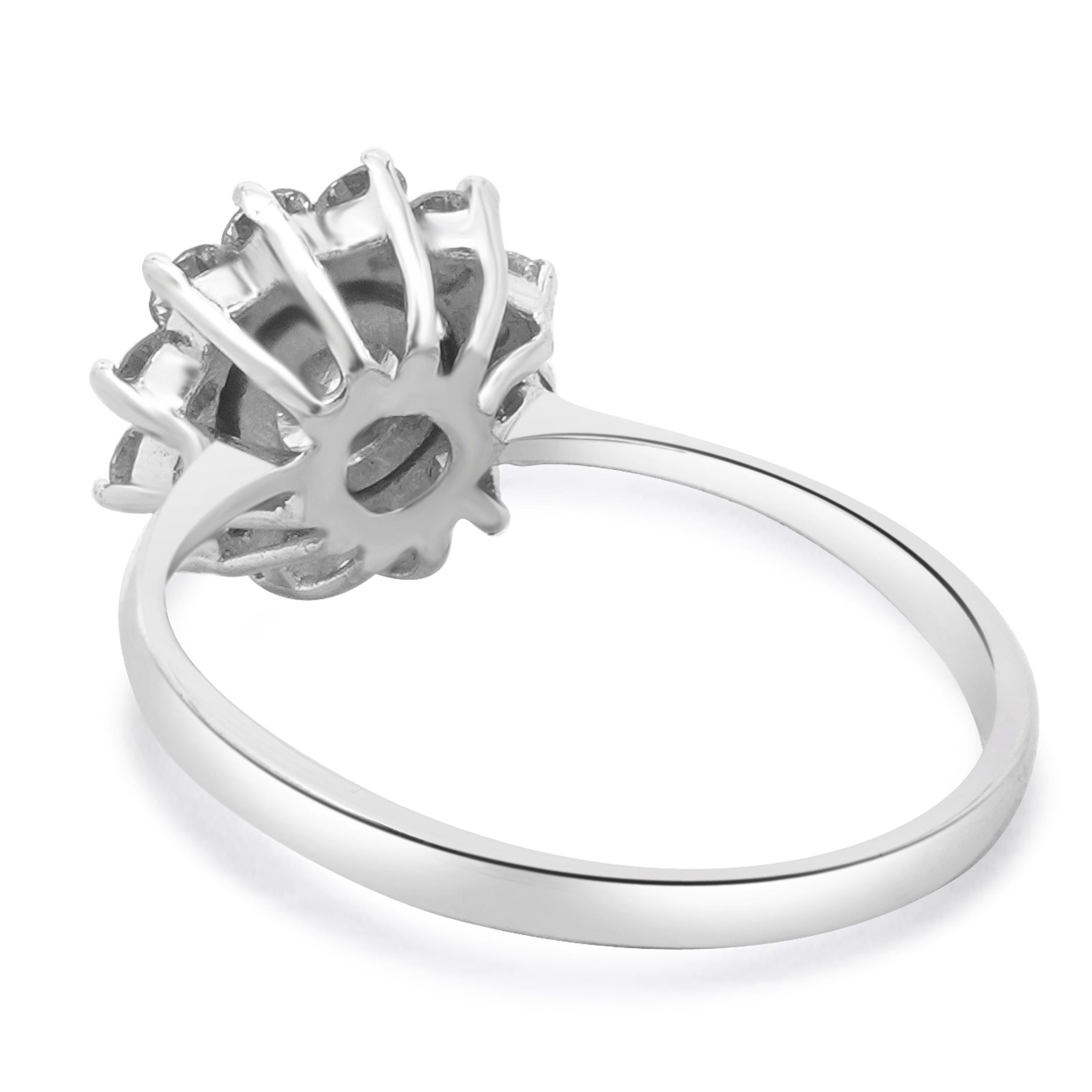 Bague de fiançailles en or blanc 14 carats diamant rond avec halo Excellent état - En vente à Scottsdale, AZ