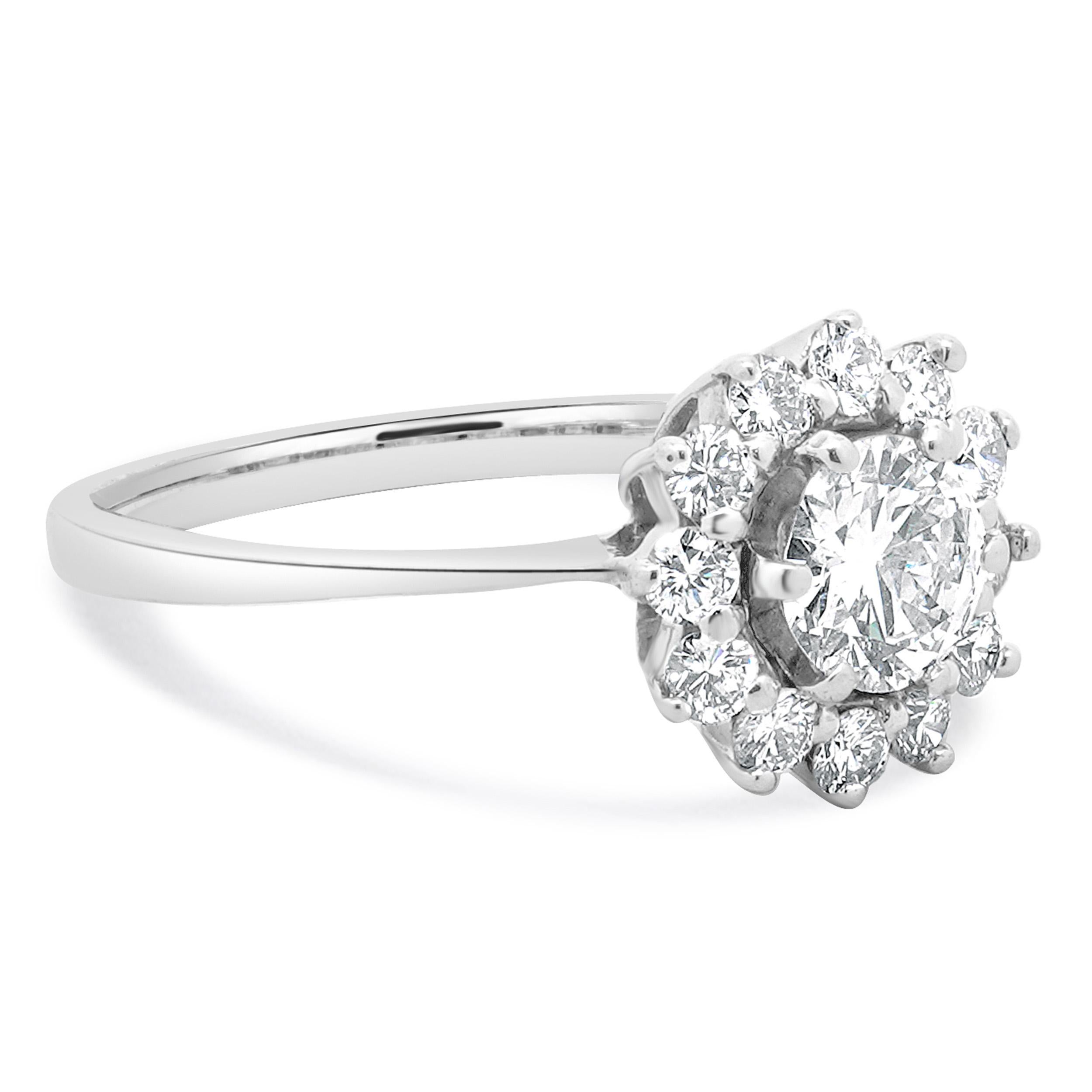 Taille ronde Bague de fiançailles en or blanc 14 carats diamant rond avec halo en vente
