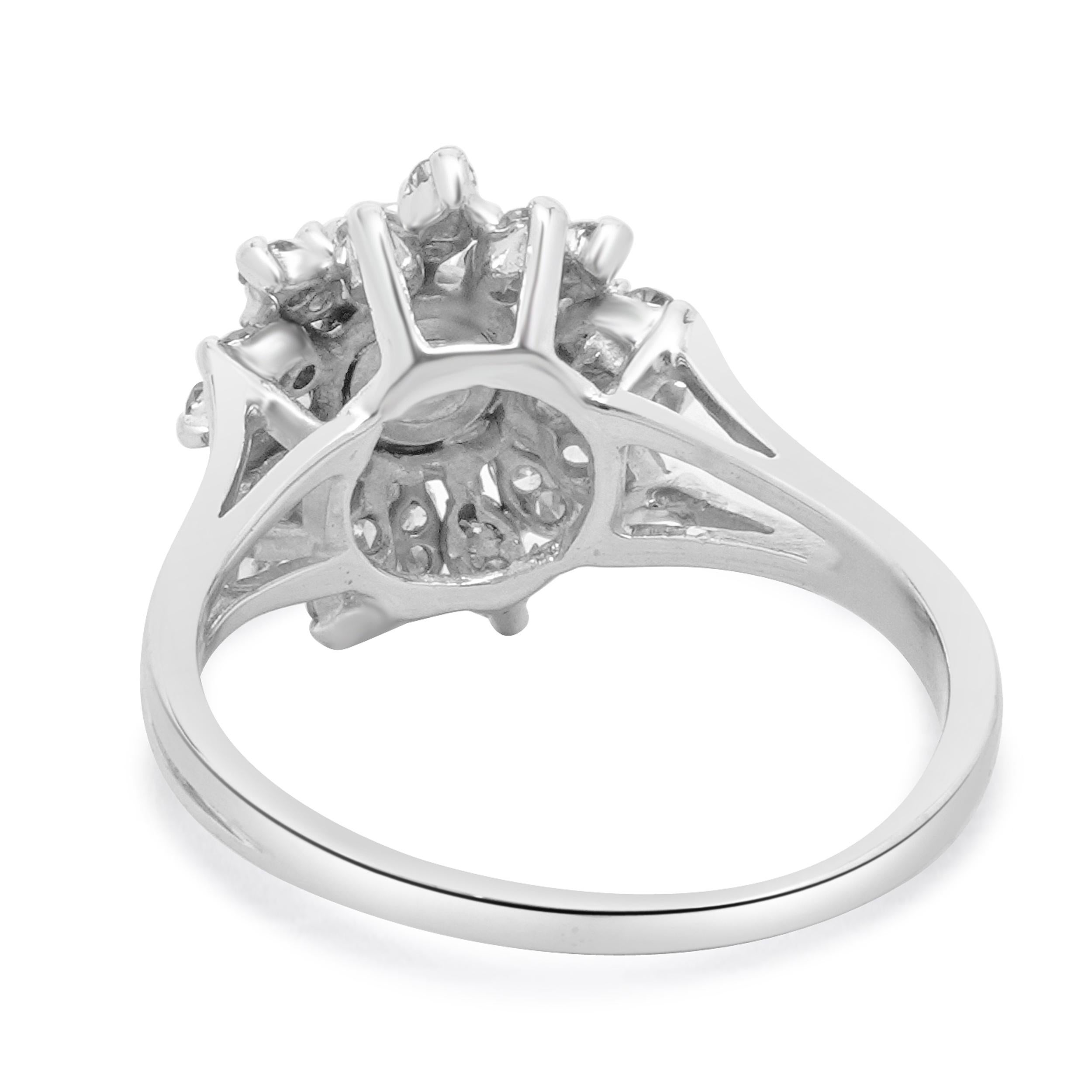 Anello con fiore di diamante in oro bianco 14 carati In condizioni ottime in vendita a Scottsdale, AZ