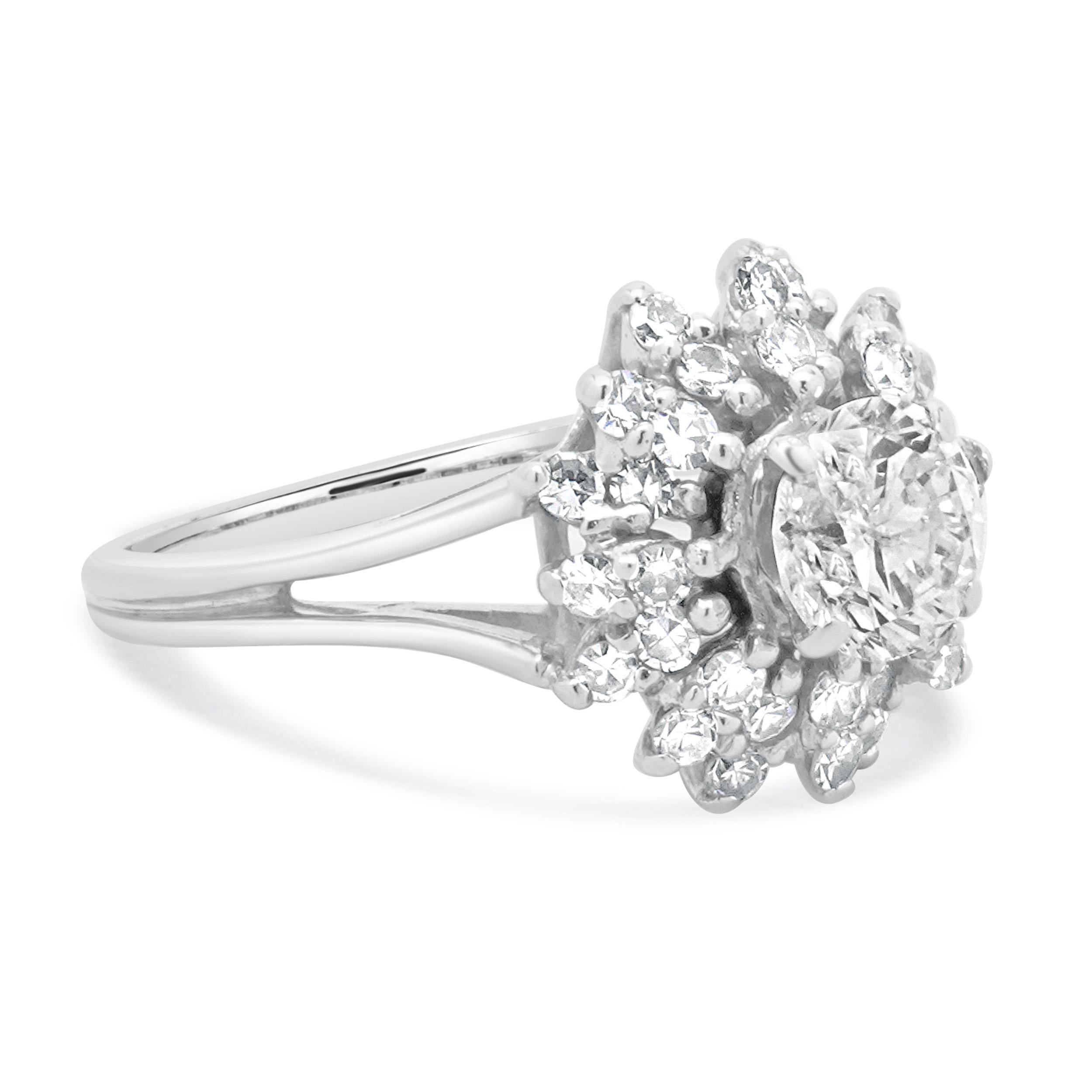 Taglio rotondo Anello con fiore di diamante in oro bianco 14 carati in vendita