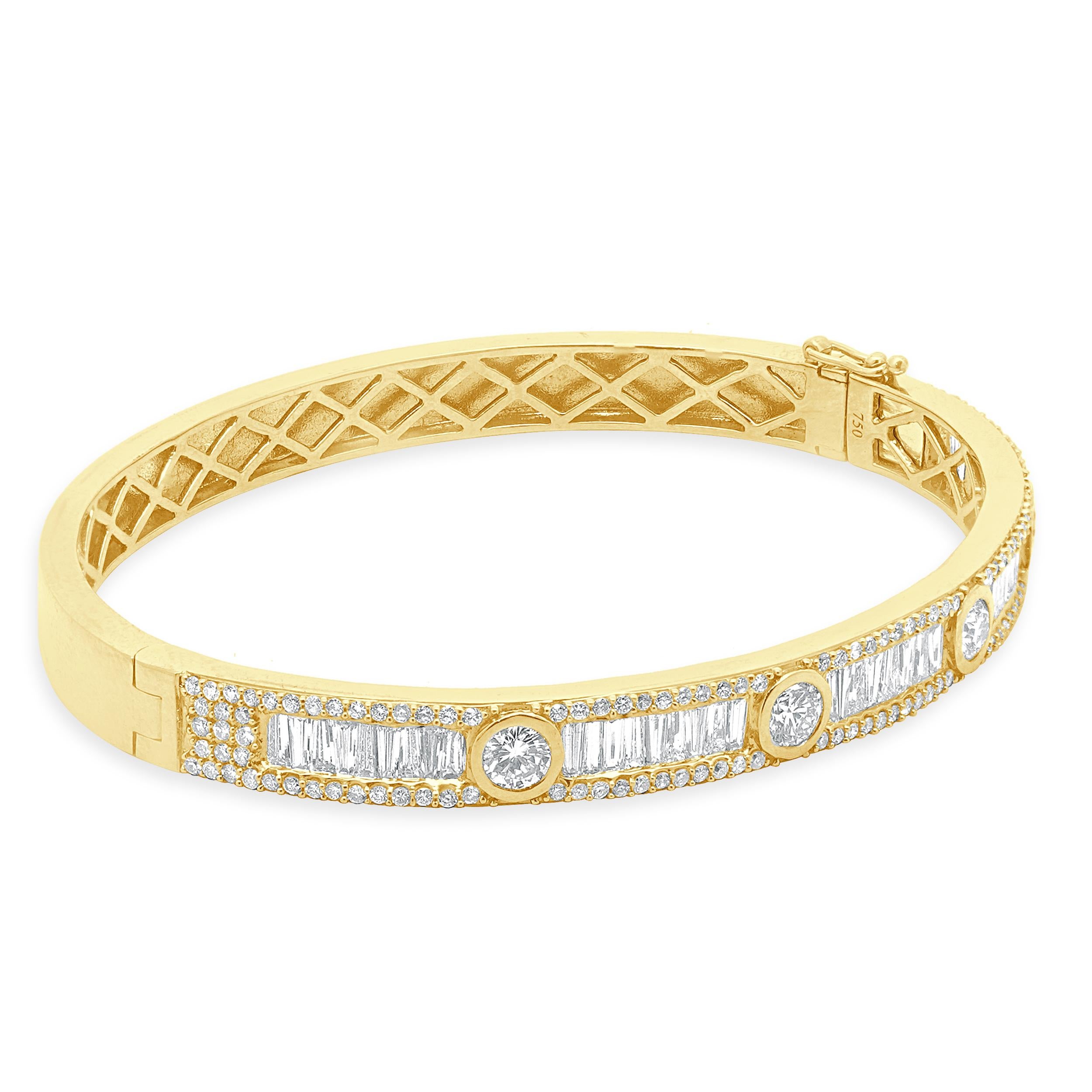 Designer: personalizzato 
Materiale: oro giallo 18 carati
Diamante: 144 tagli tondi a brillante = 1,50cttw
Colore:  G
Chiarezza: VS2
Diamante: 46 tagli a baguette = 1,87cttw
Colore:  G
Chiarezza: SI1
Dimensioni: il braccialetto si adatta a un polso
