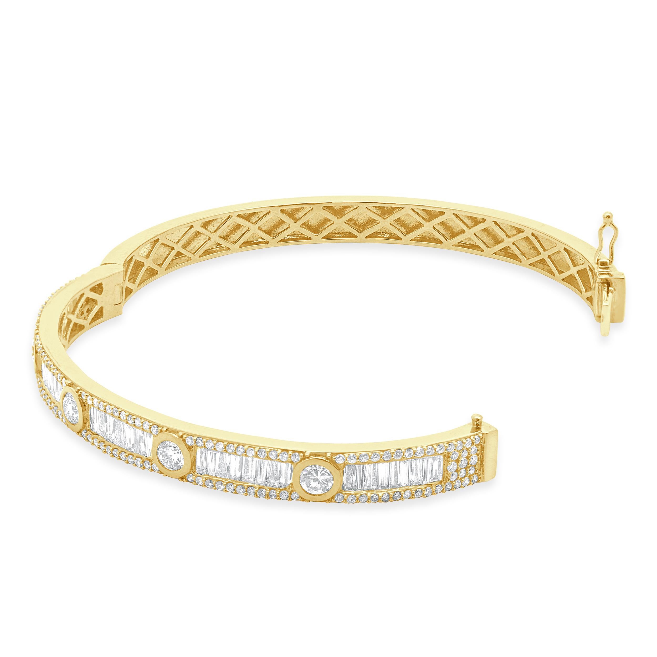 Bracciale con diamanti tondi, brillanti e baguette in oro giallo 18 carati In condizioni ottime in vendita a Scottsdale, AZ