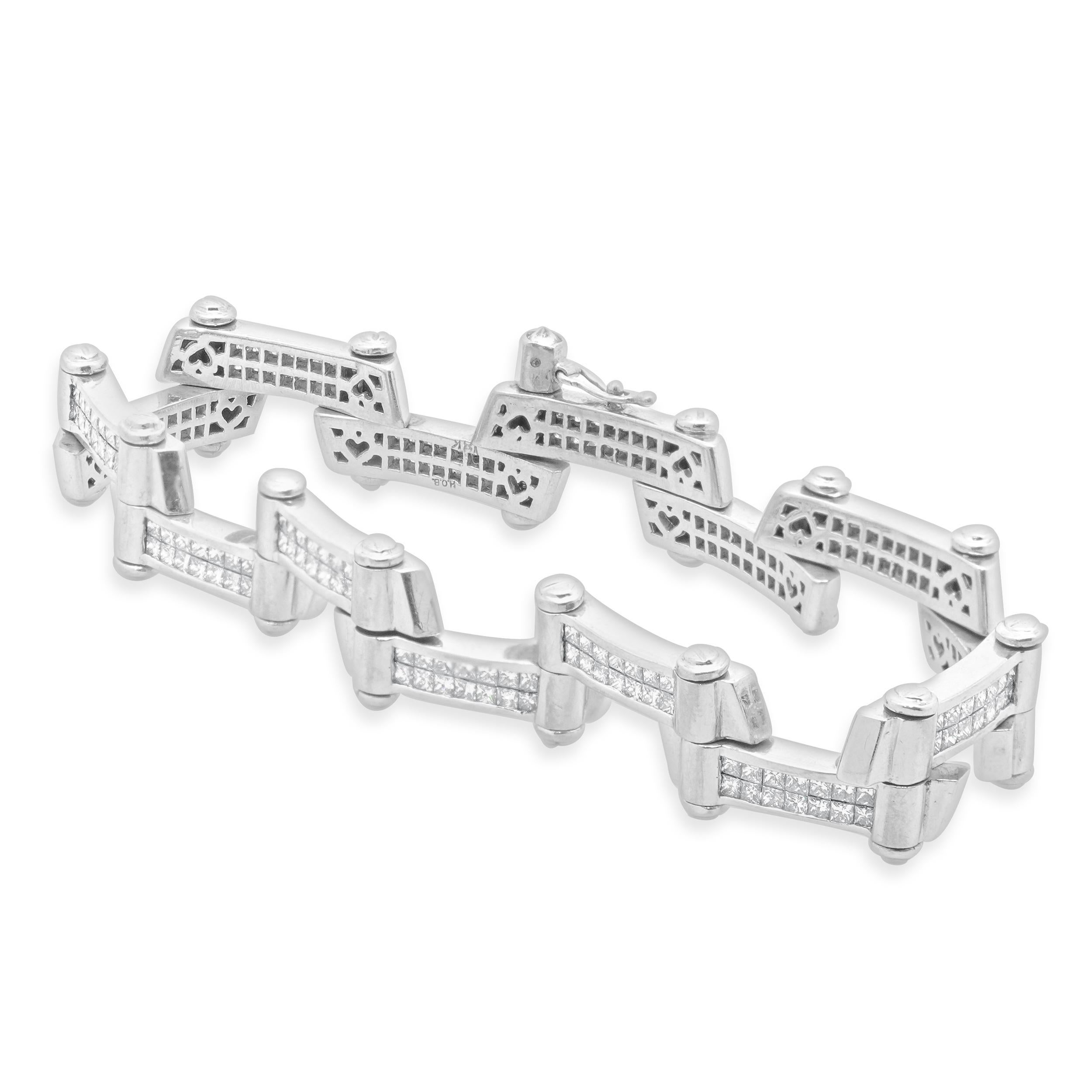 Designer: design personalizzato
Materiale: oro bianco 18 carati
Diamante: 196 taglio princess = 6,85cttw
Chiarezza: H. H.
Chiarezza: SI1
Dimensioni: il braccialetto si adatta a un polso di 7.75 pollici
Peso: 56,40 grammi

