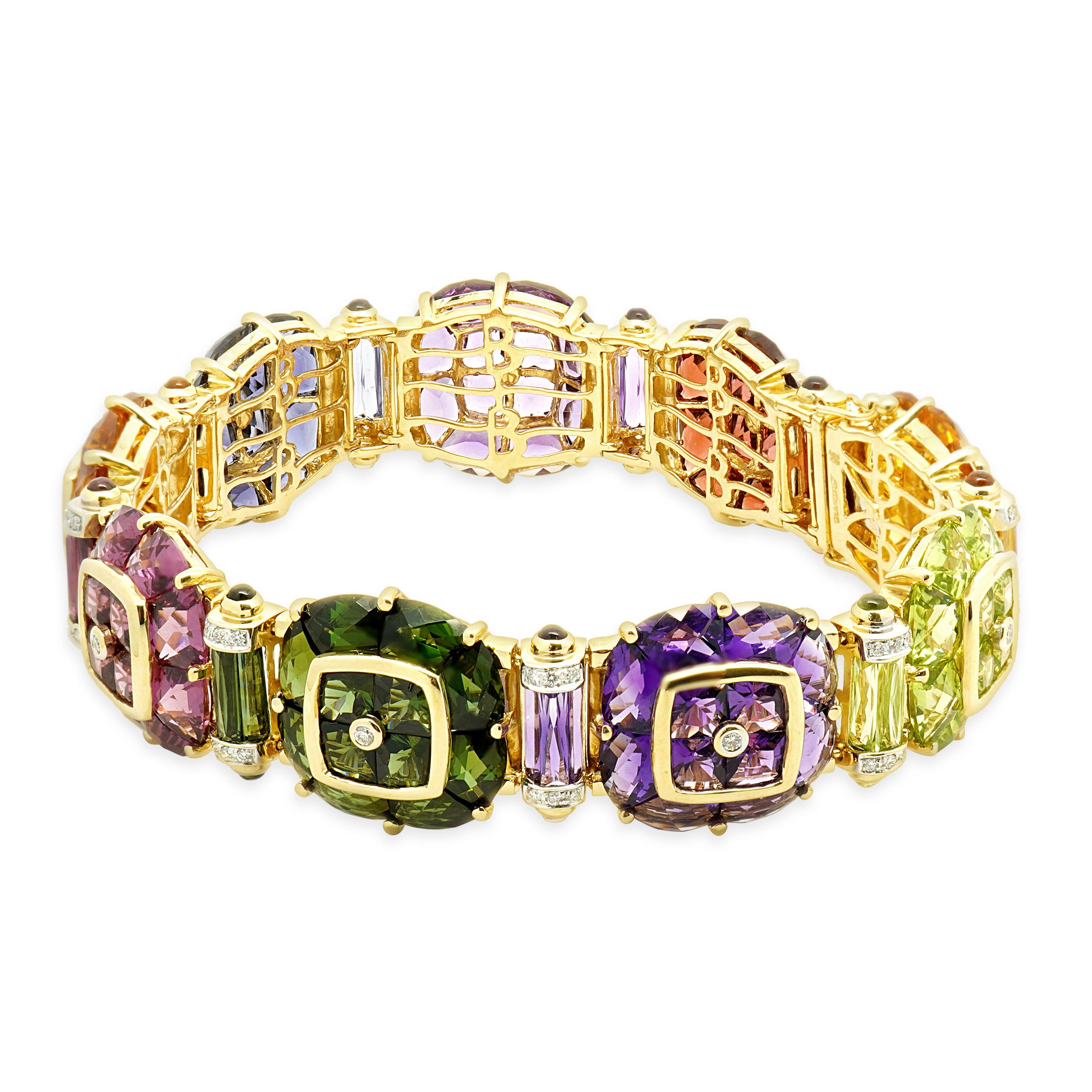 Designer : Bellarri
Matériau : Or jaune 18K
Pierres précieuses : 135 multi-tailles = 71.69cttw
Diamants : 63 diamants ronds de taille brillant = 0,36cttw
Couleur : G
Clarté : SI1
Dimensions : le bracelet mesure 7.5-inches de long
Poids : 45,80